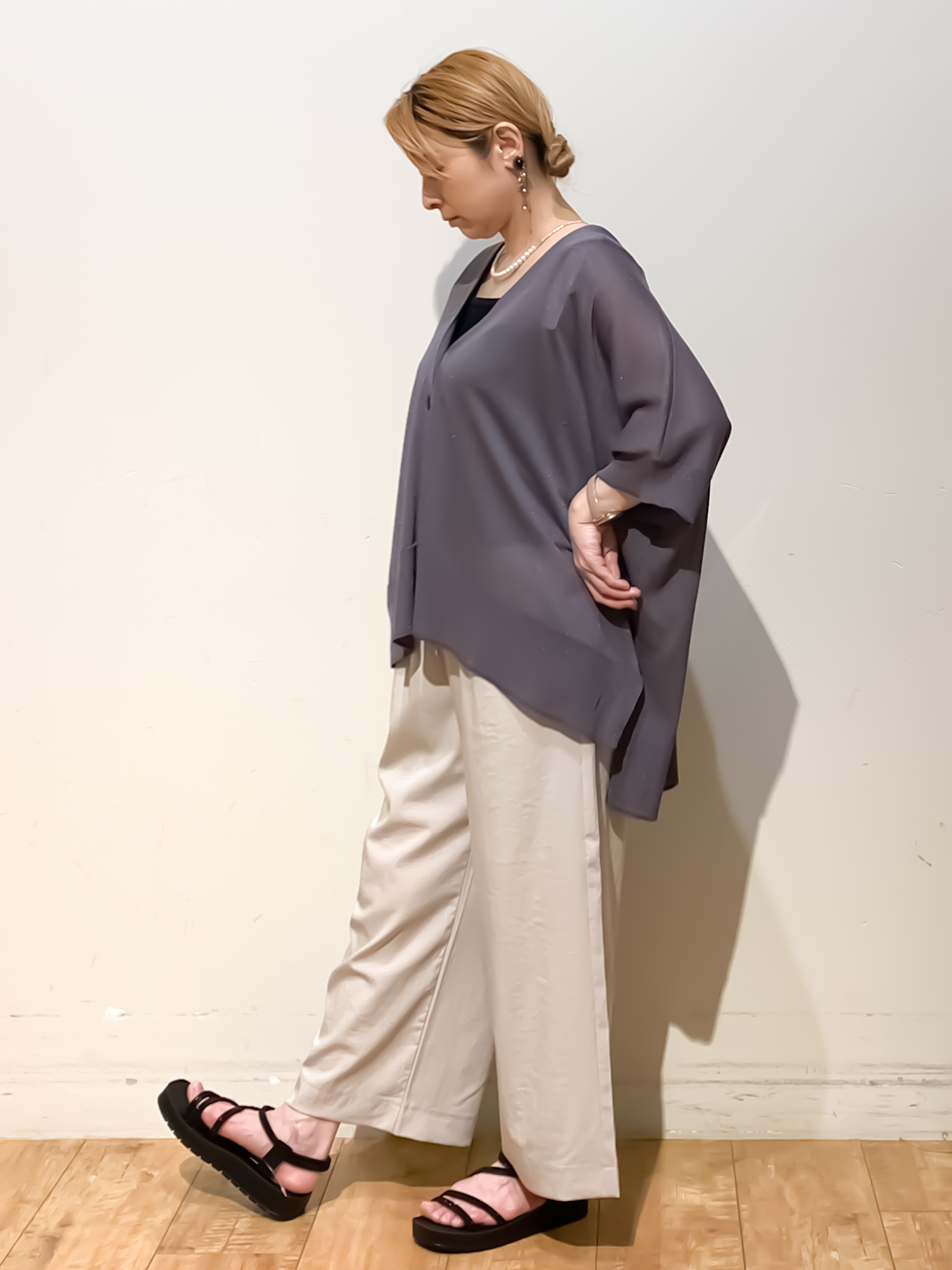 MEGさんの「SHOO･LA･RUE｜【洗濯機可/体型カバー】上品ラメがきらめく シアーポンチョ風カーディガン」を使ったコーディネート