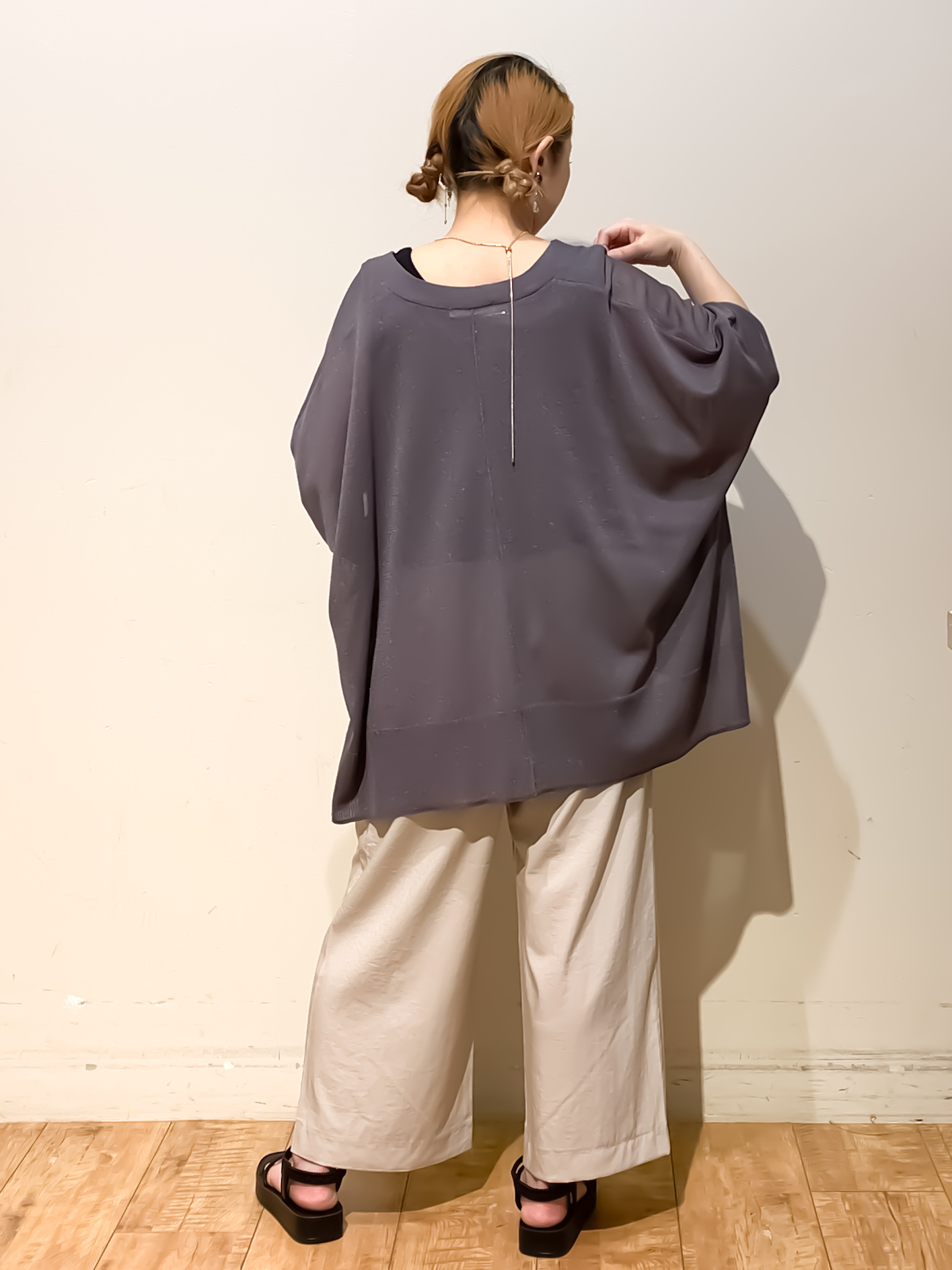 MEGさんの「SHOO･LA･RUE｜【洗濯機可/体型カバー】上品ラメがきらめく シアーポンチョ風カーディガン」を使ったコーディネート