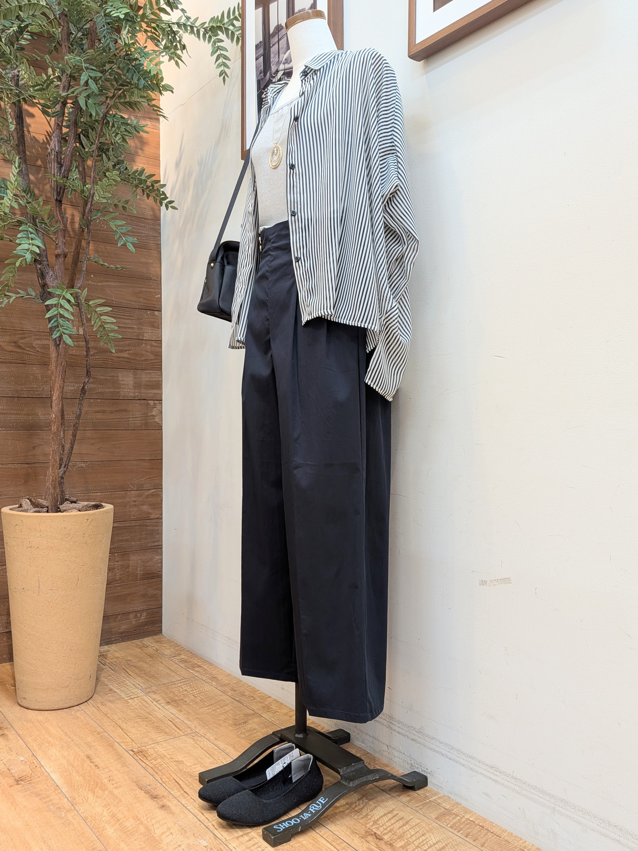 うっちーさんの「SHOO･LA･RUE｜【洗濯機可/体型カバー】羽織るだけで雰囲気変わる 柄アソート ポンチョ風シアーシャツ」を使ったコーディネート