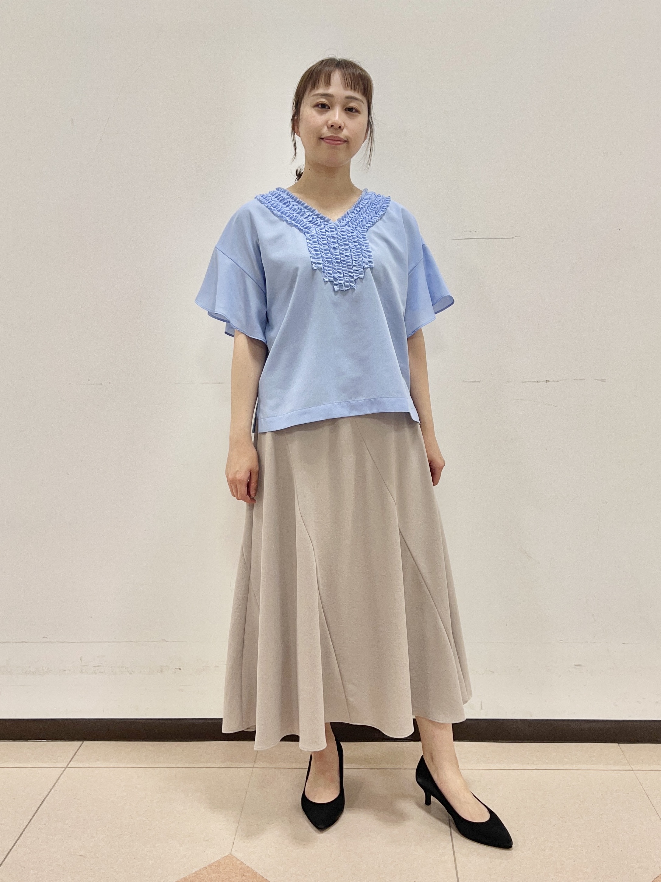 りおさんの「UNTITLED｜【接触冷感/通気性/洗える】Vネックフリルブラウス」を使ったコーディネート
