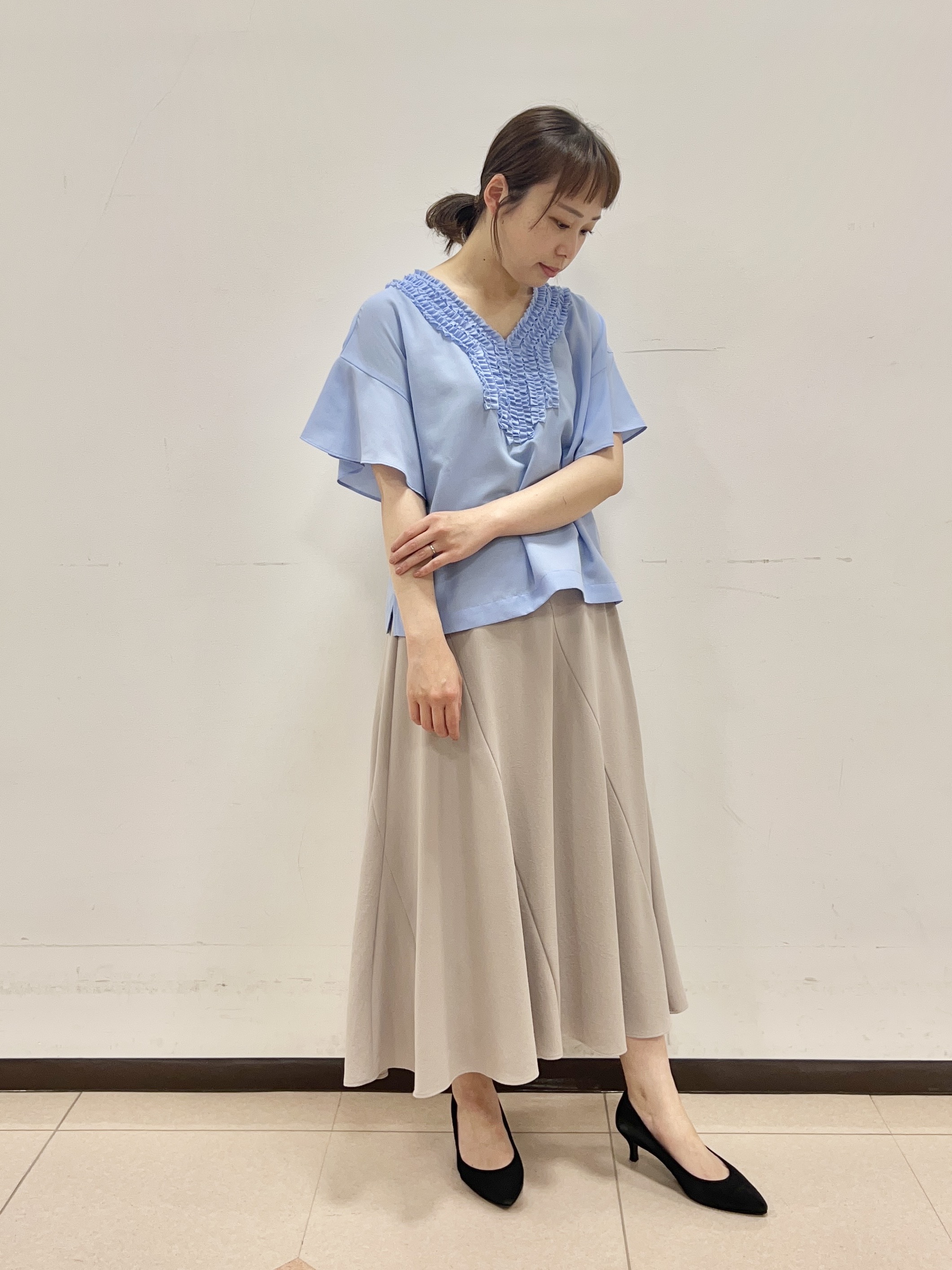 りおさんの「UNTITLED｜【接触冷感/通気性/洗える】Vネックフリルブラウス」を使ったコーディネート