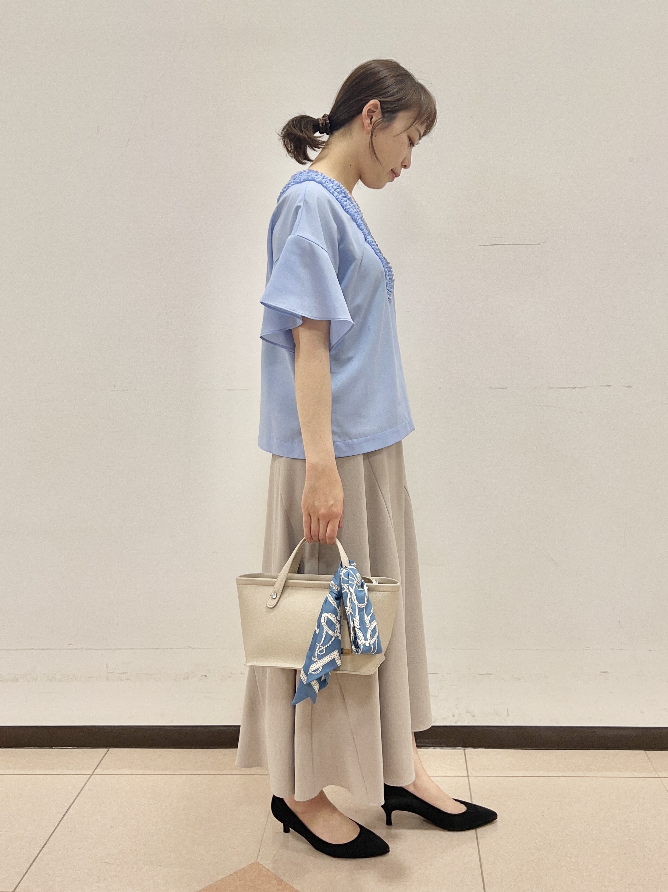 りおさんの「UNTITLED｜【接触冷感/通気性/洗える】Vネックフリルブラウス」を使ったコーディネート
