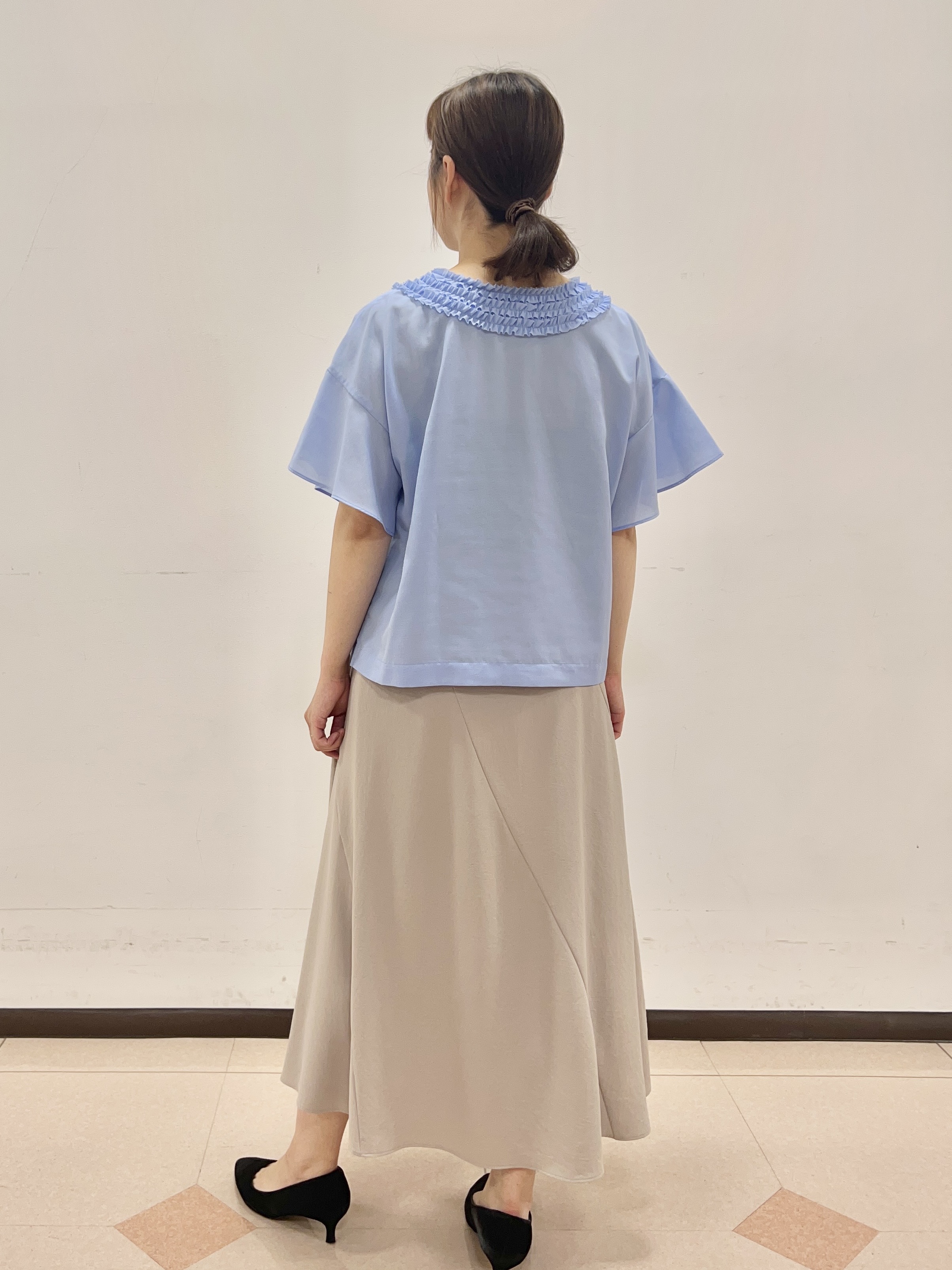 りおさんの「UNTITLED｜【接触冷感/通気性/洗える】Vネックフリルブラウス」を使ったコーディネート