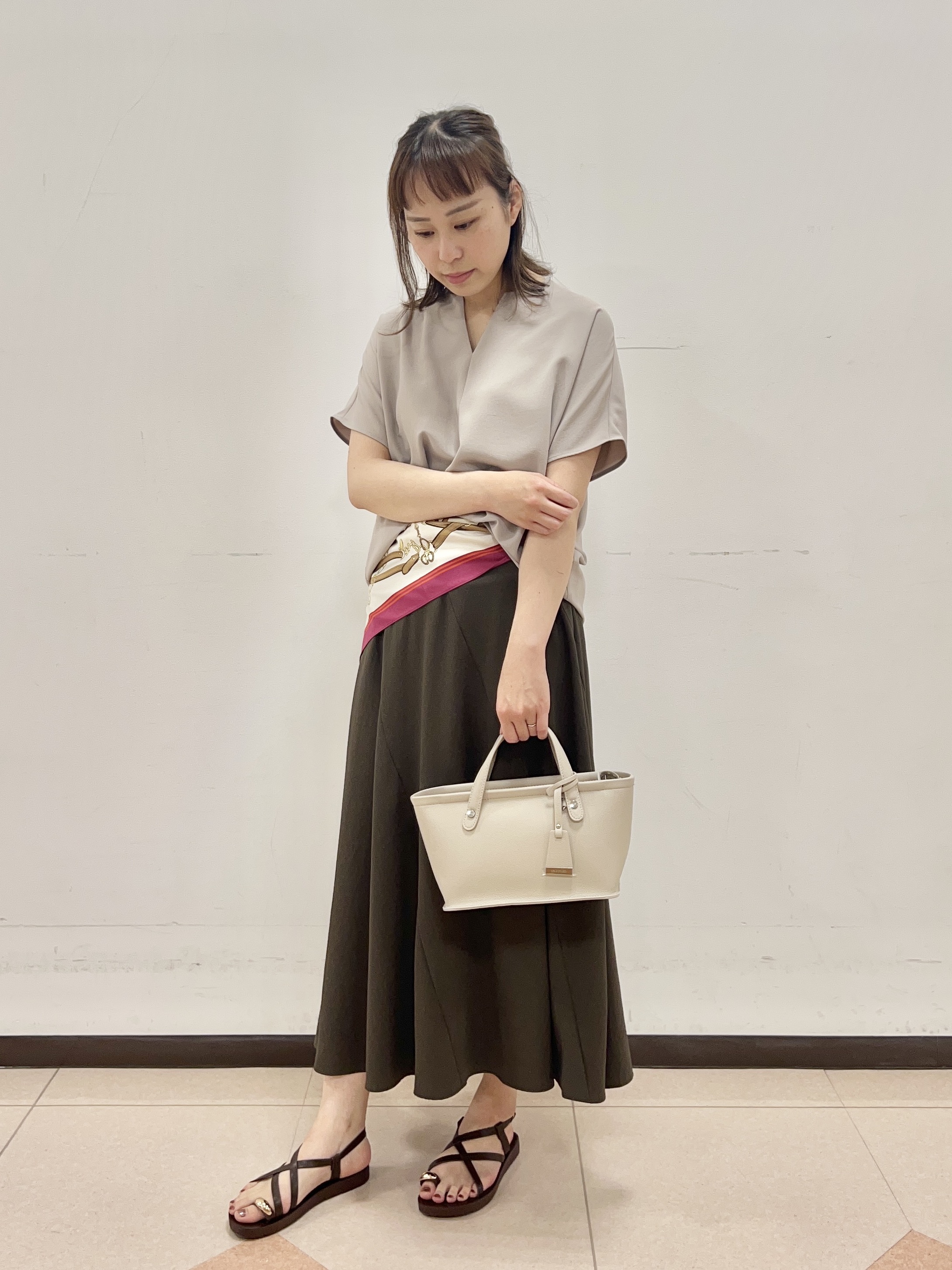 りおさんの「UNTITLED｜【UV/接触冷感/セットアップ可】リラクシーキーVネックブラウス」を使ったコーディネート