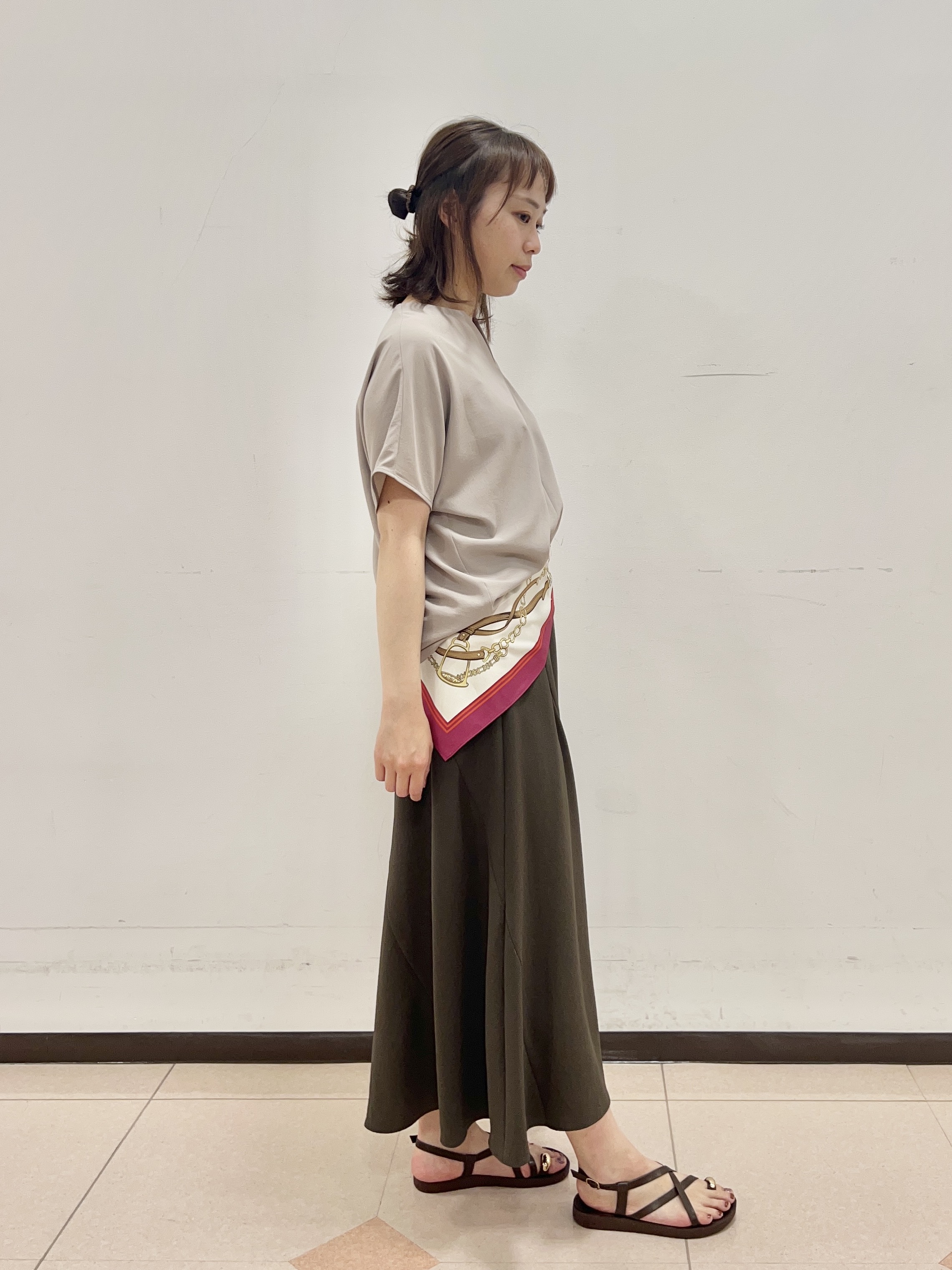 りおさんの「UNTITLED｜【UV/接触冷感/セットアップ可】リラクシーキーVネックブラウス」を使ったコーディネート