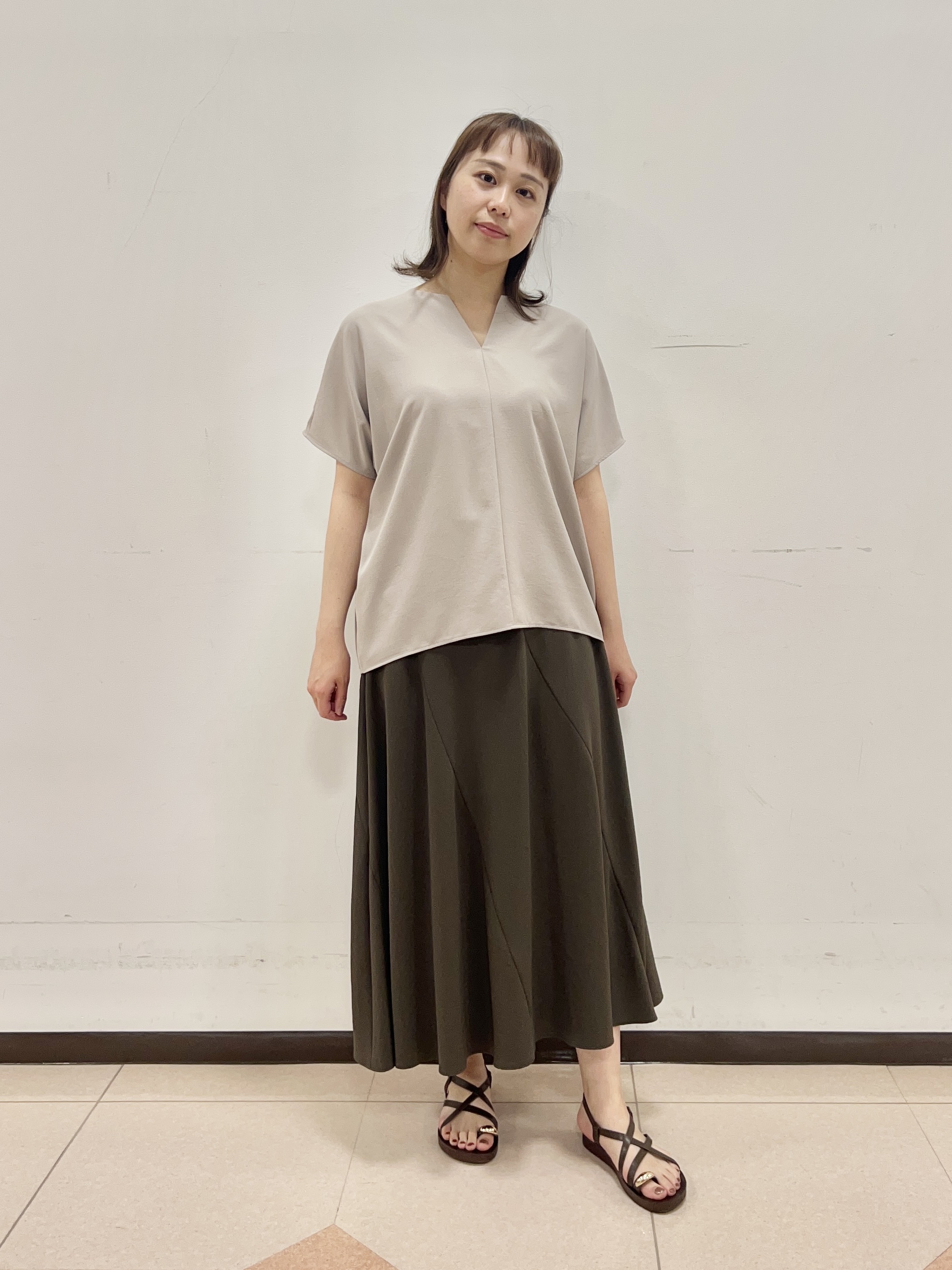 りおさんの「UNTITLED｜【UV/接触冷感/セットアップ可】リラクシーキーVネックブラウス」を使ったコーディネート