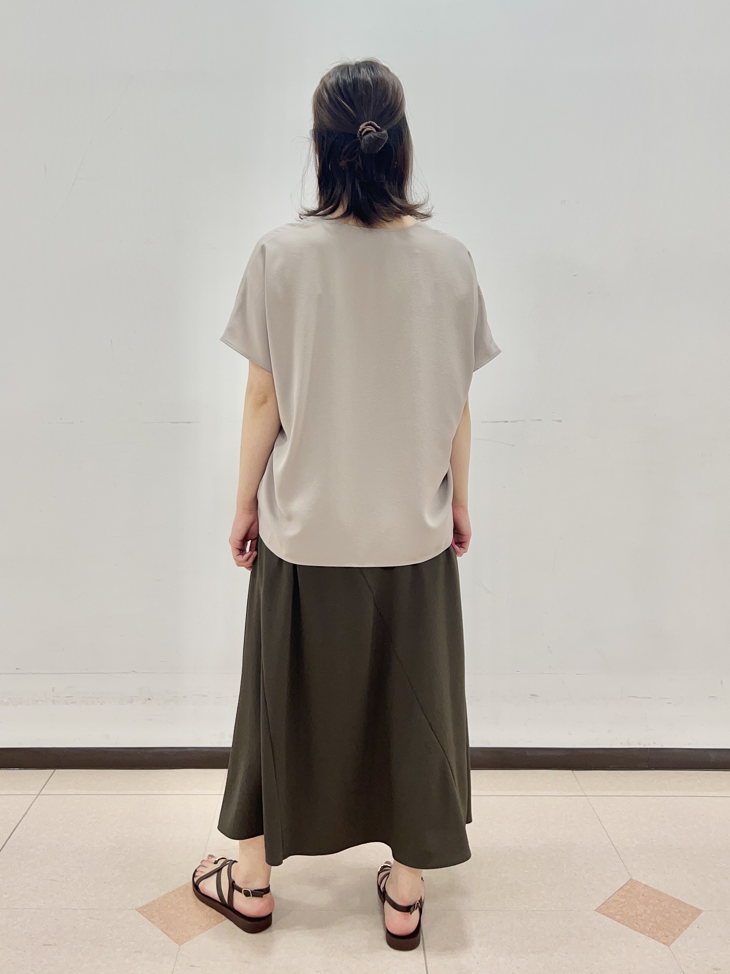 りおさんの「UNTITLED｜【UV/接触冷感/セットアップ可】リラクシーキーVネックブラウス」を使ったコーディネート