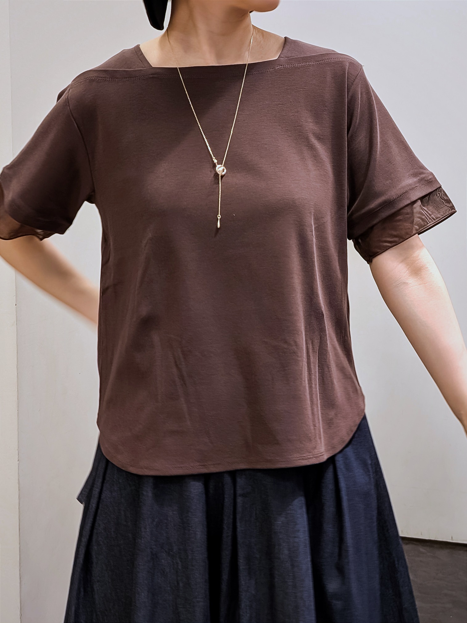やまちゃんさんの「grove｜【洗濯機OK・UVカット】大人の抜け感、シアーニットフードパーカ」を使ったコーディネート