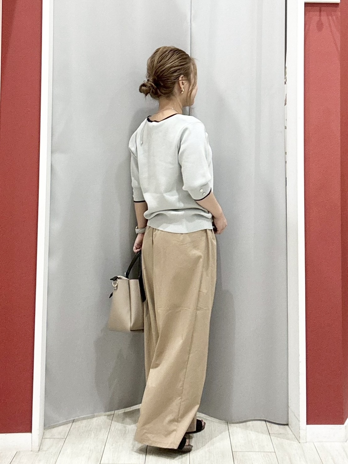 shioさんの「SHOO･LA･RUE｜【洗濯機可/UV/5分袖】ハートネックでお顔周りすっきり バイカラーニット」を使ったコーディネート