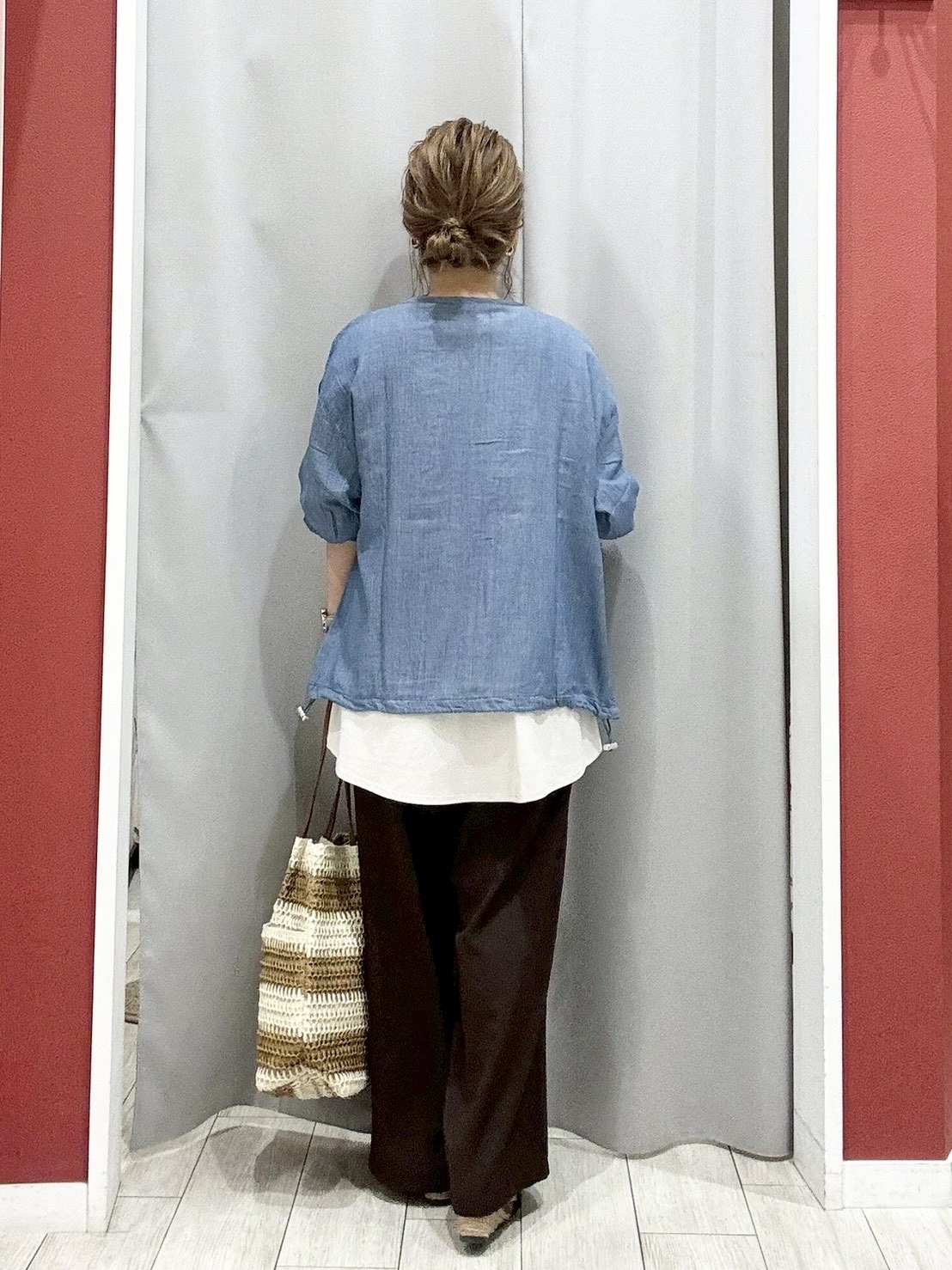 shioさんの「SHOO･LA･RUE｜【S-LL/洗濯機可】切り替えラインでスタイルアップ お袖ねじり ペプラムトップス」を使ったコーディネート