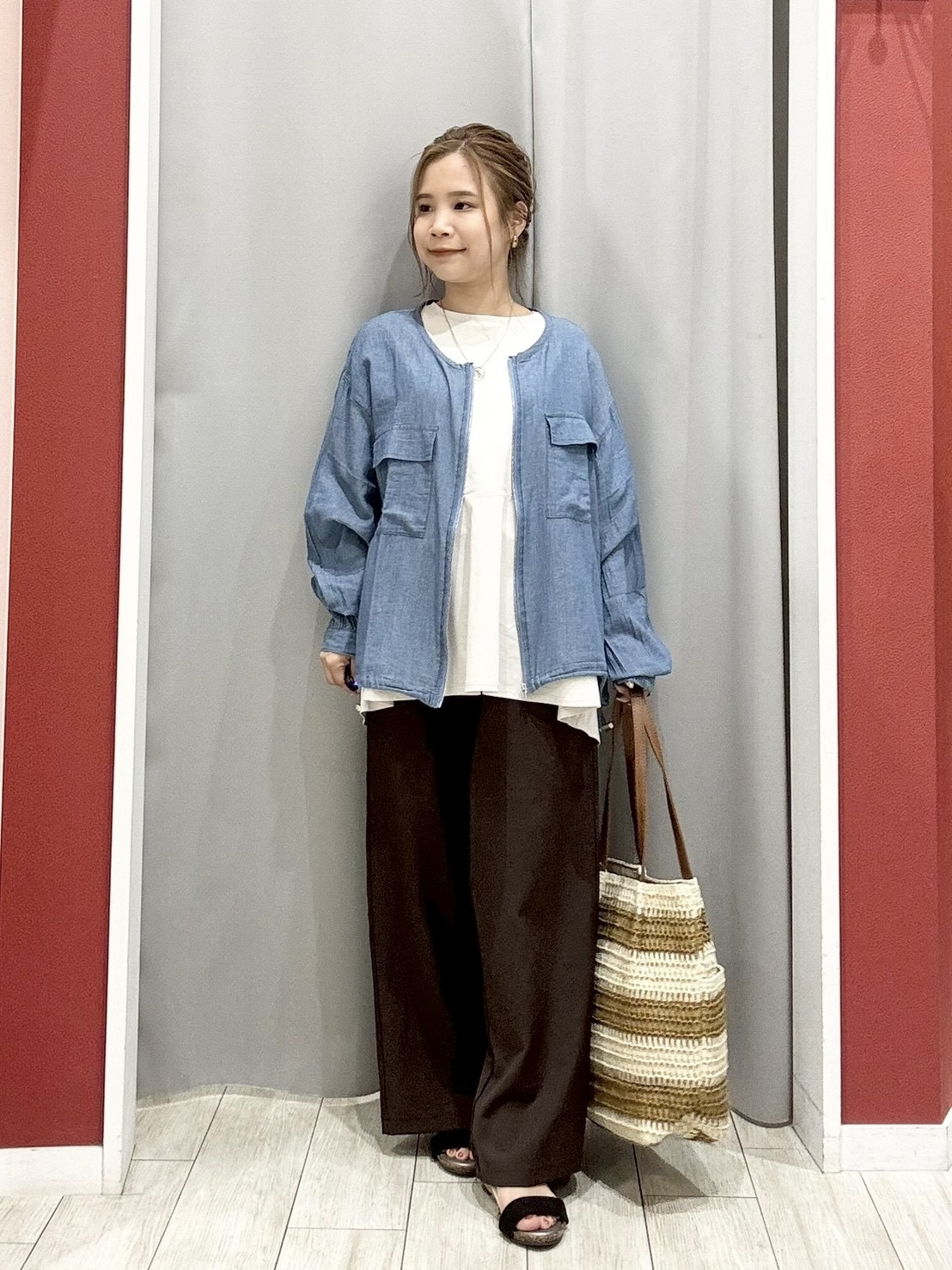 shioさんの「SHOO･LA･RUE｜【S-LL/洗濯機可】切り替えラインでスタイルアップ お袖ねじり ペプラムトップス」を使ったコーディネート
