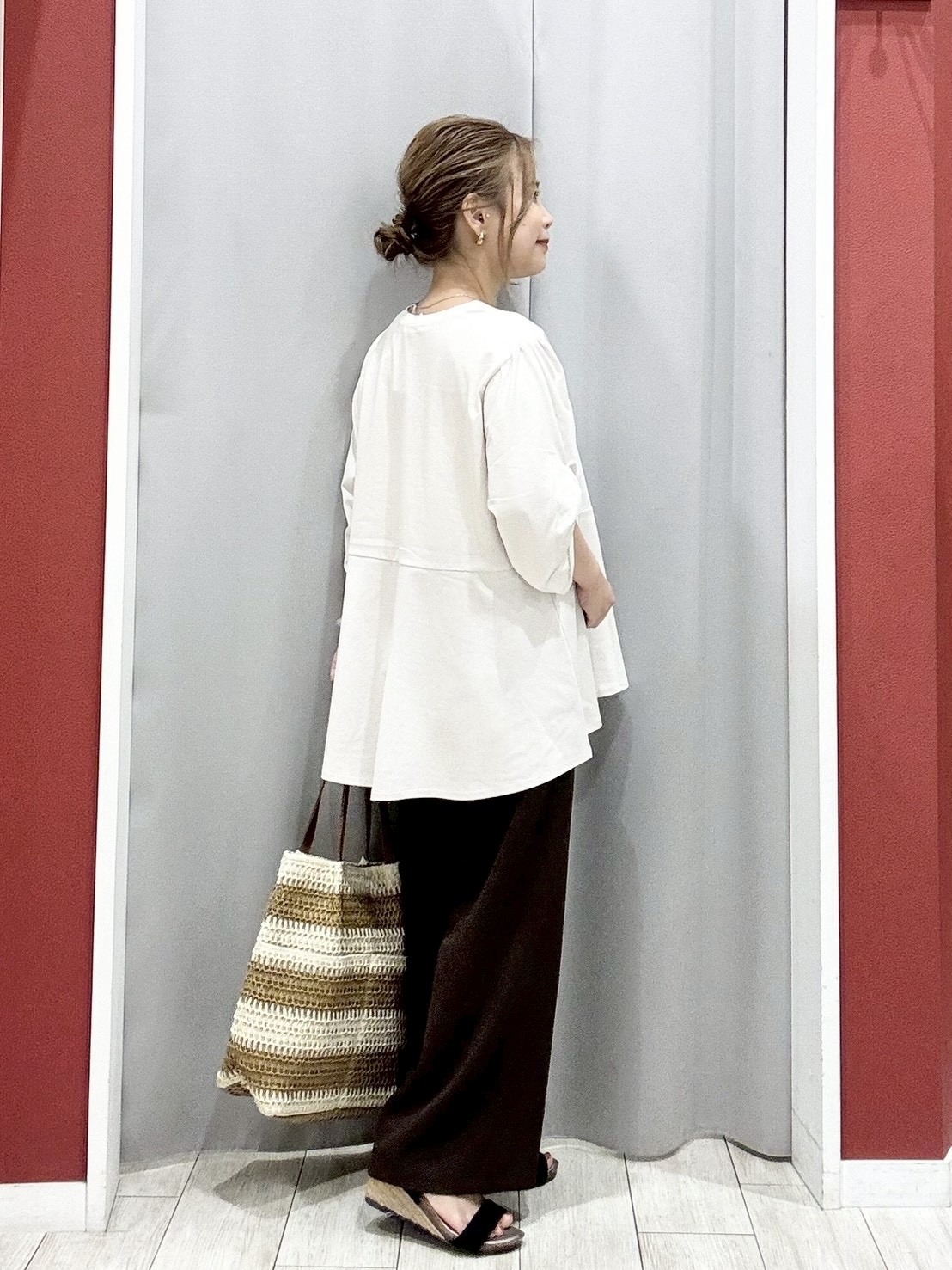 shioさんの「SHOO･LA･RUE｜【S-LL/洗濯機可】切り替えラインでスタイルアップ お袖ねじり ペプラムトップス」を使ったコーディネート