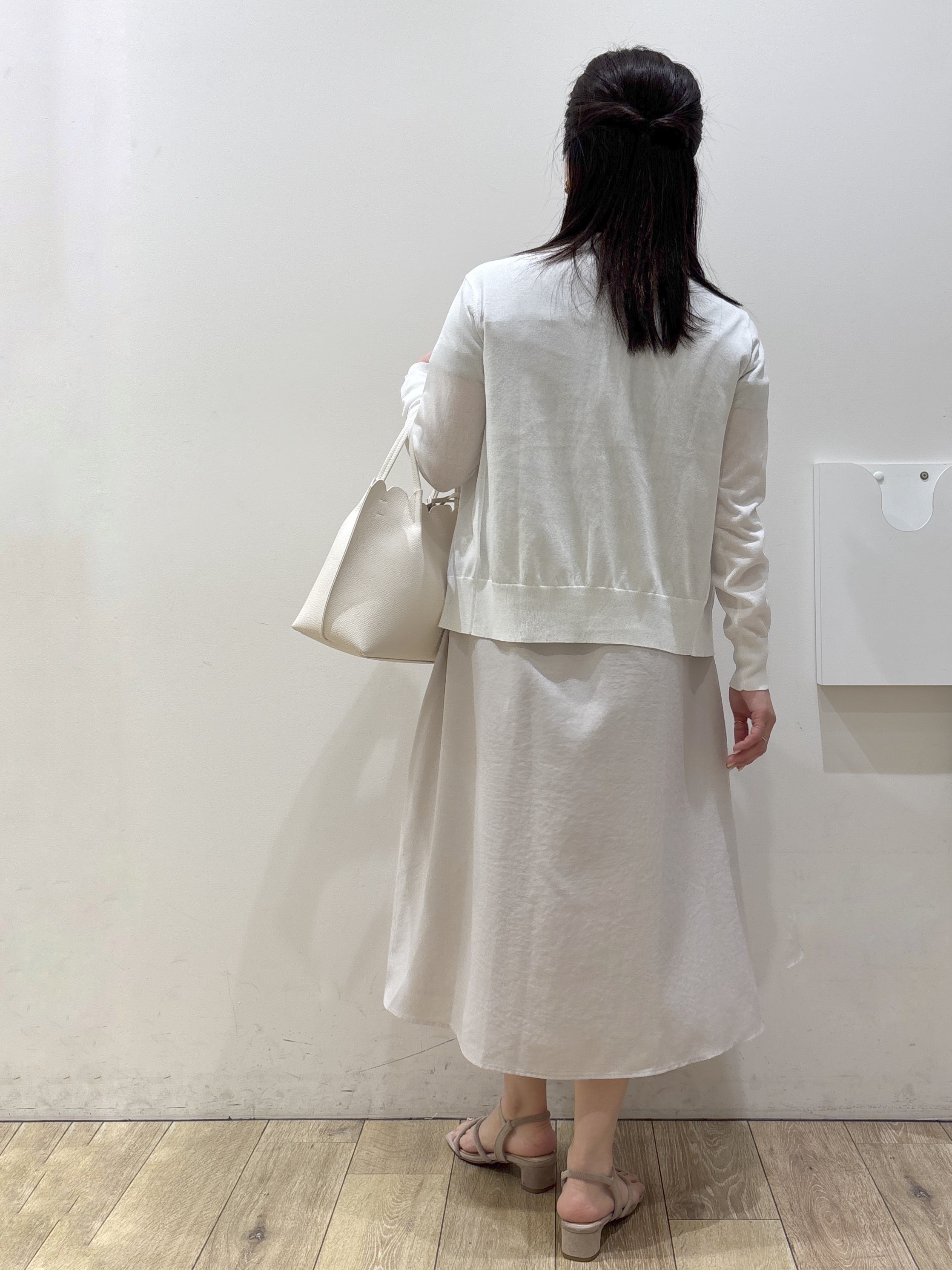 mameさんの「index｜【接触冷感】ビジューボタンカーディガン《抗ピリング／洗濯機OK》」を使ったコーディネート