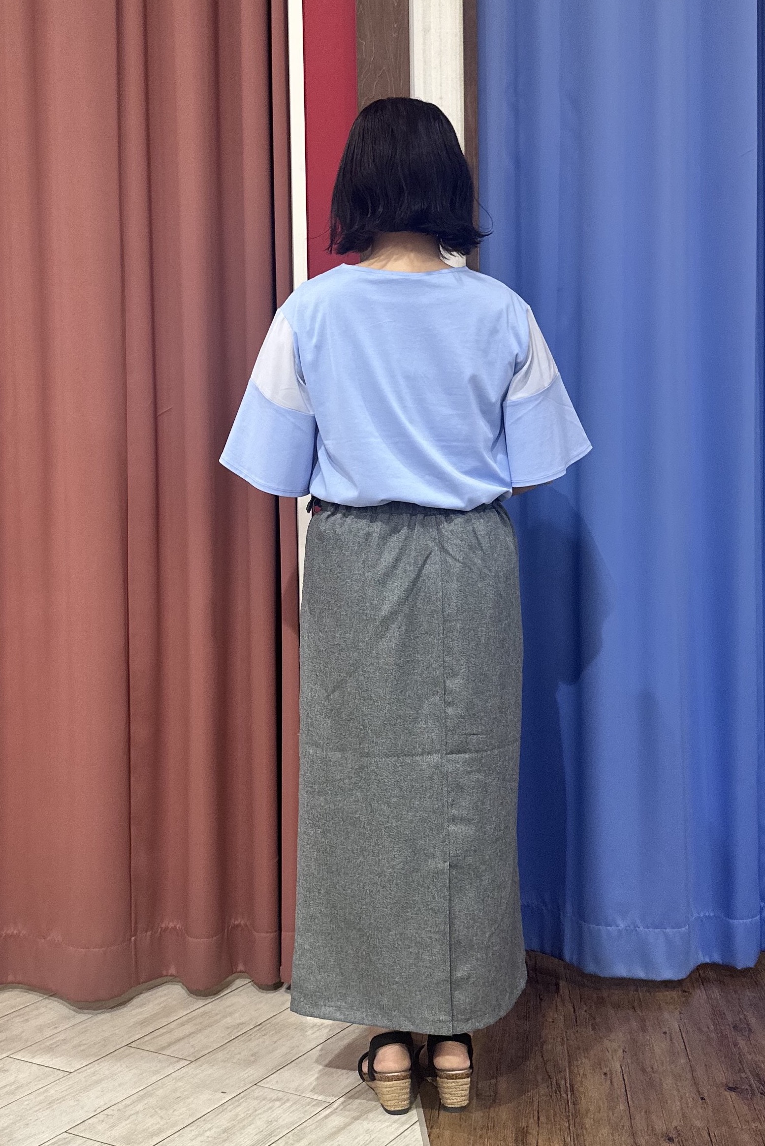 Meeさんの「SHOO･LA･RUE｜【S-LL/洗濯機可/体型カバー】フレアスリーブで二の腕を自然に隠せる 浅VネックTシャツ」を使ったコーディネート