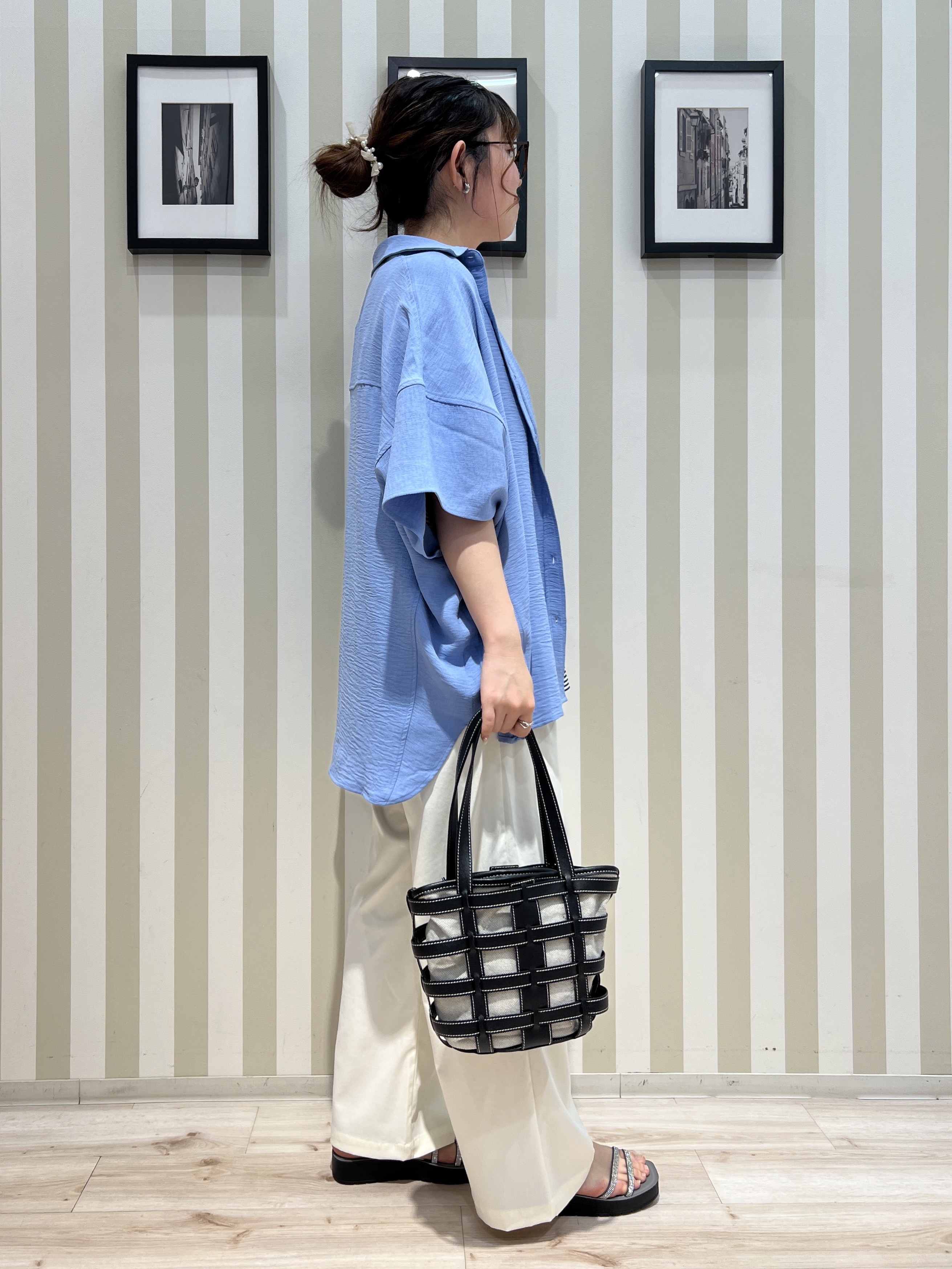 manaさんの「SHOO･LA･RUE｜【高レビュー/洗濯後しわになりにくい/体型カバー】きちんとゆるっと 大人の抜け感 ポンチョ風カラーシ」を使ったコーディネート