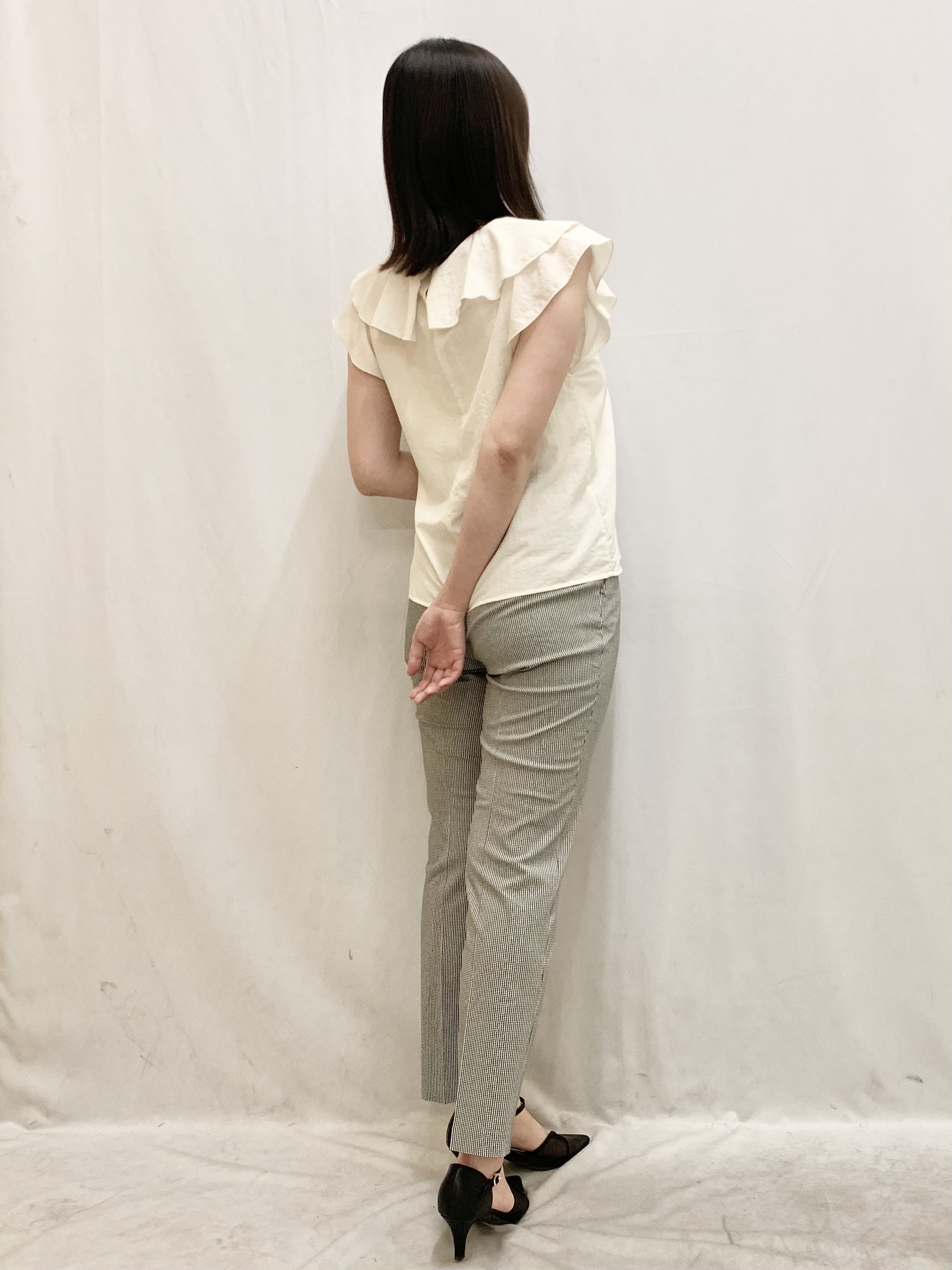 kasumiさんの「index｜【接触冷感】マットサテンフリルフレンチブラウス《吸水速乾／防シワ／洗濯機OK》」を使ったコーディネート