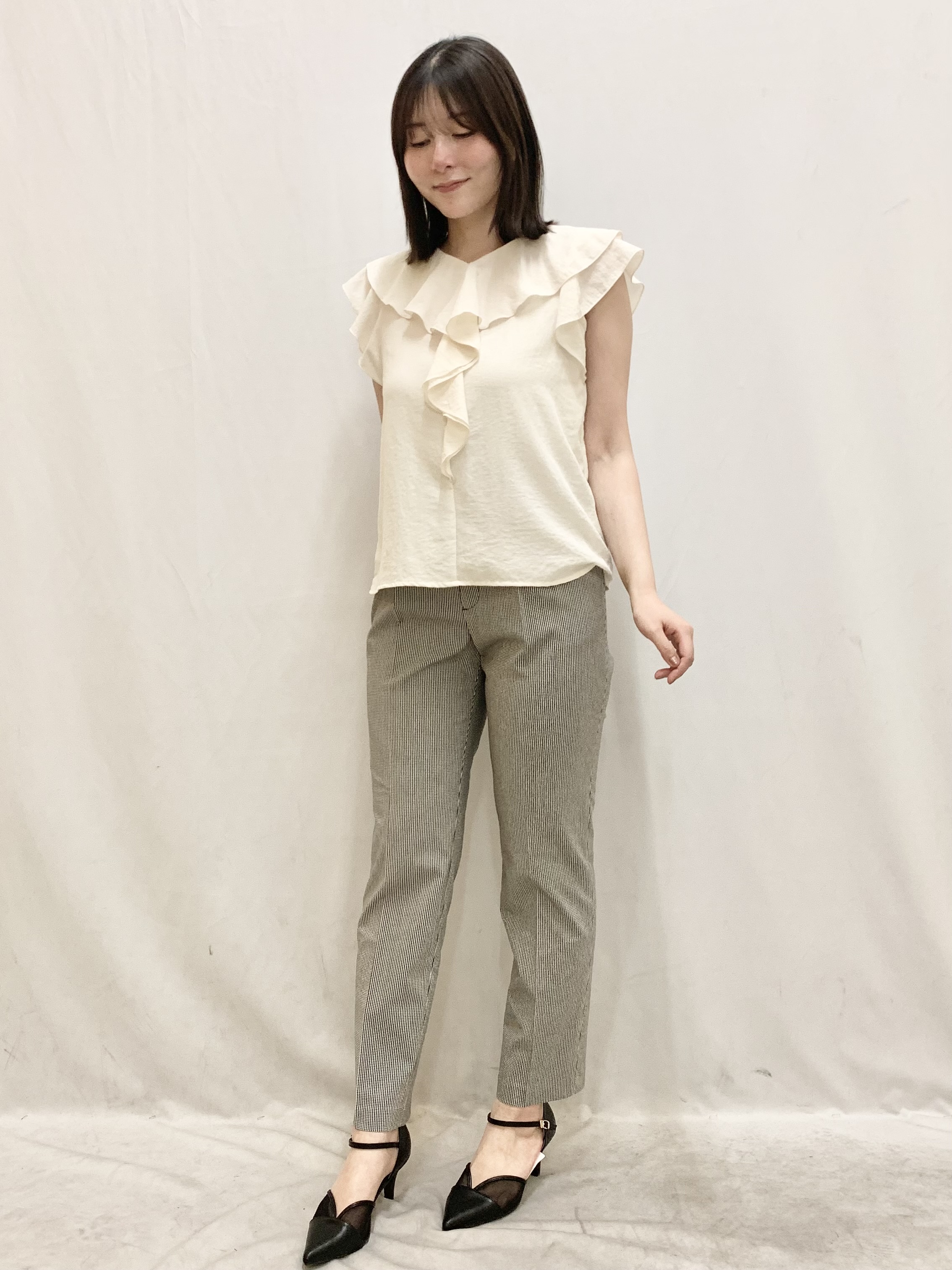 kasumiさんの「index｜【接触冷感】マットサテンフリルフレンチブラウス《吸水速乾／防シワ／洗濯機OK》」を使ったコーディネート