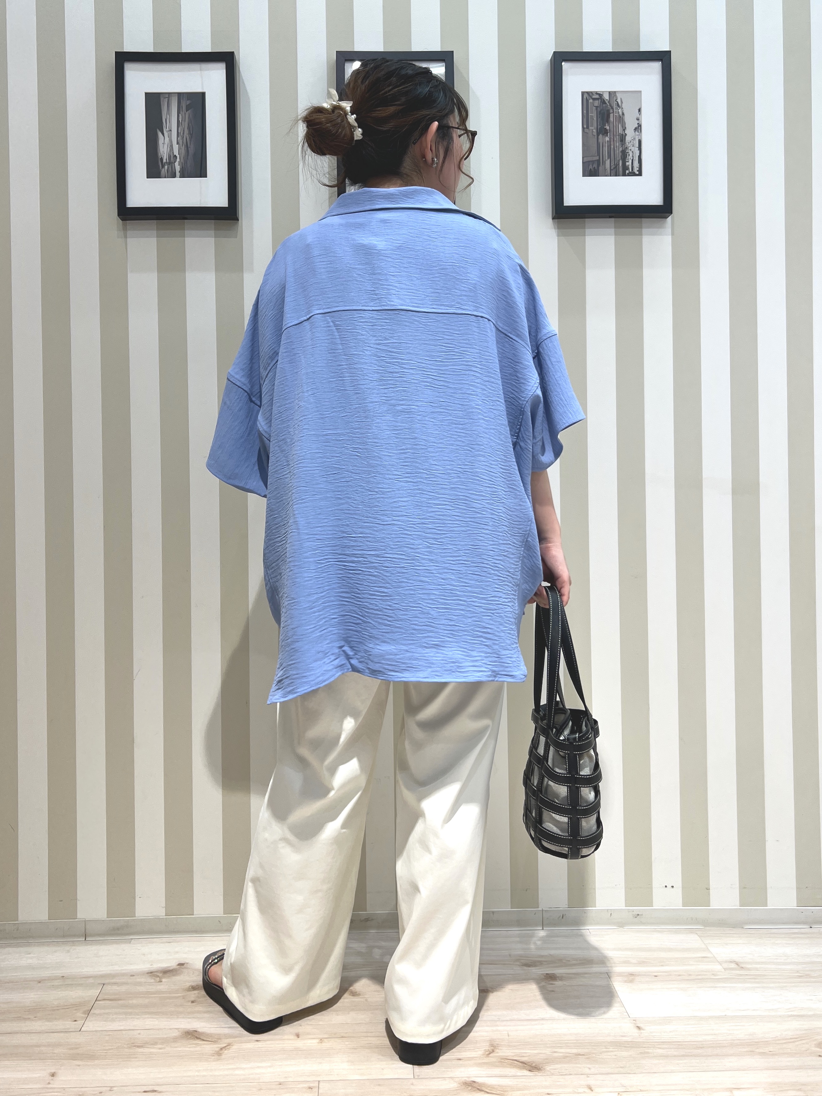manaさんの「SHOO･LA･RUE｜【高レビュー/洗濯後しわになりにくい/体型カバー】きちんとゆるっと 大人の抜け感 ポンチョ風カラーシ」を使ったコーディネート