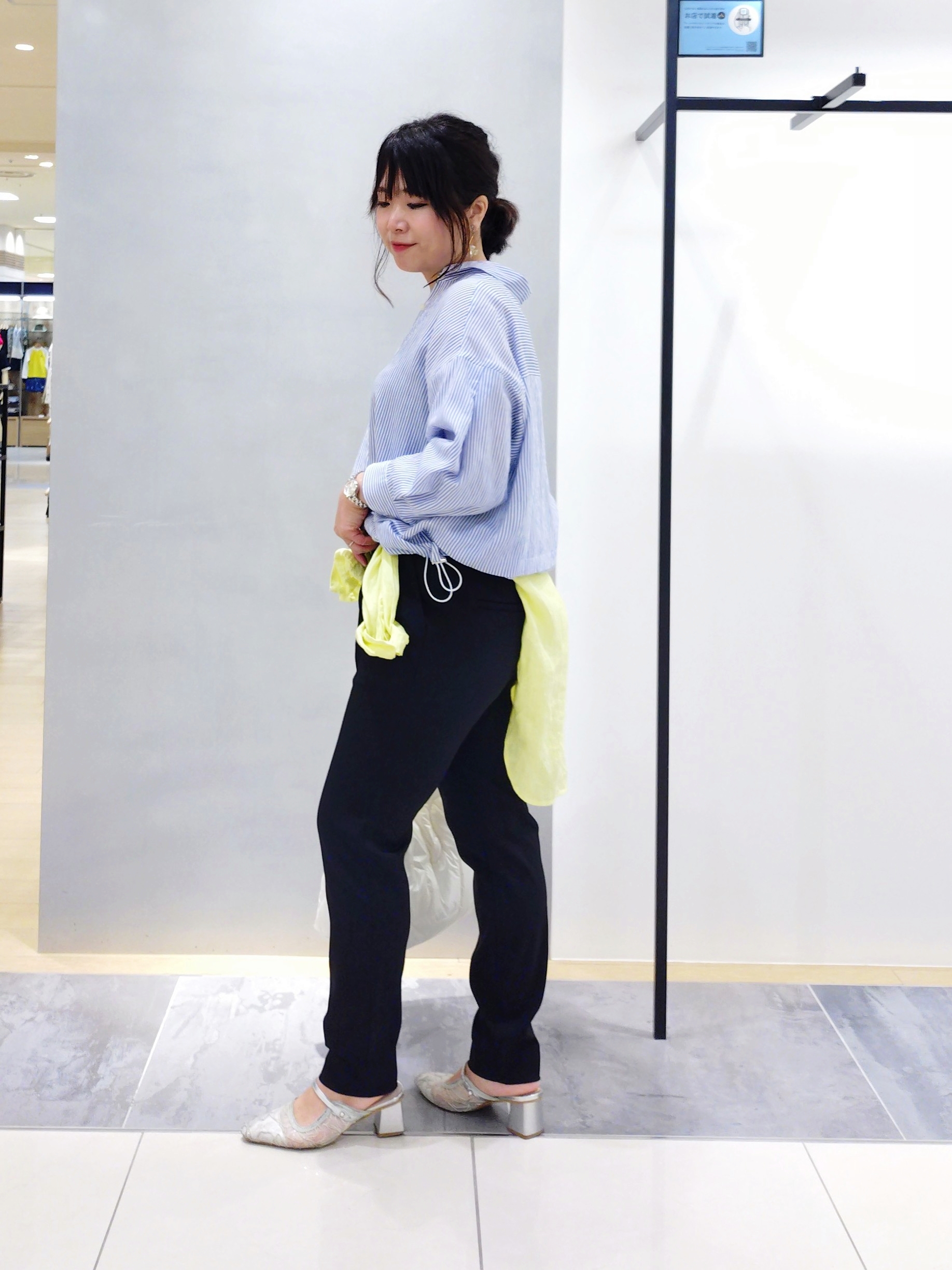 TOMOMIさんの「INDIVI｜【接触冷感／2WAY】カシュクールリネンシャツ」を使ったコーディネート