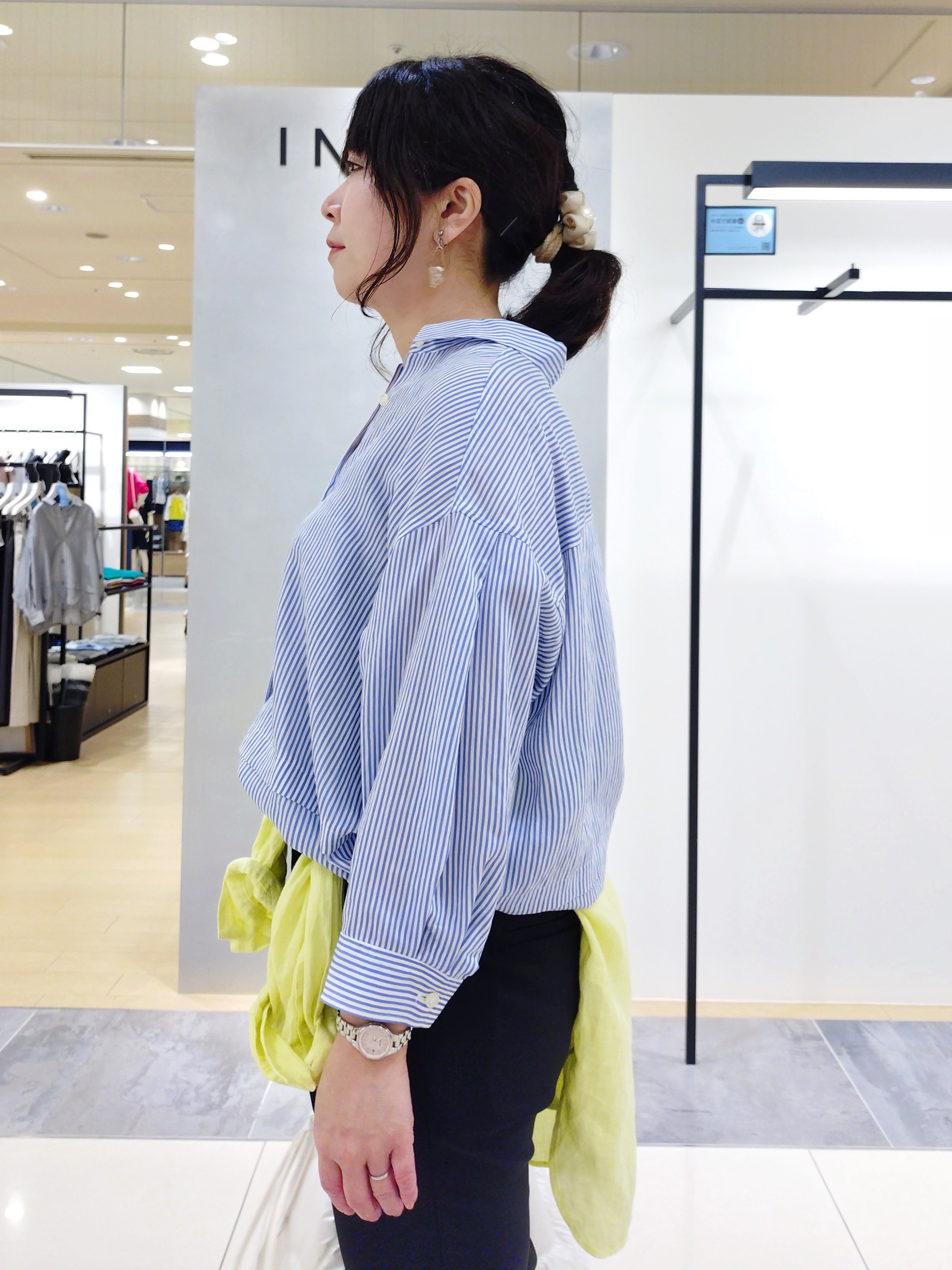 TOMOMIさんの「INDIVI｜【接触冷感／2WAY】カシュクールリネンシャツ」を使ったコーディネート