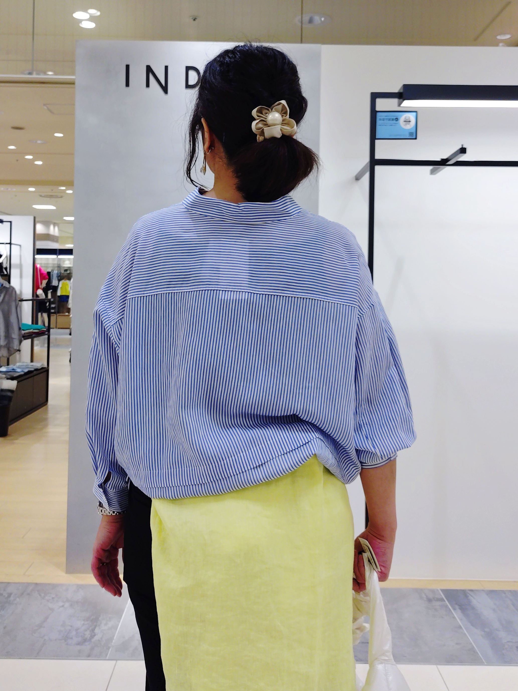 TOMOMIさんの「INDIVI｜【接触冷感／2WAY】カシュクールリネンシャツ」を使ったコーディネート