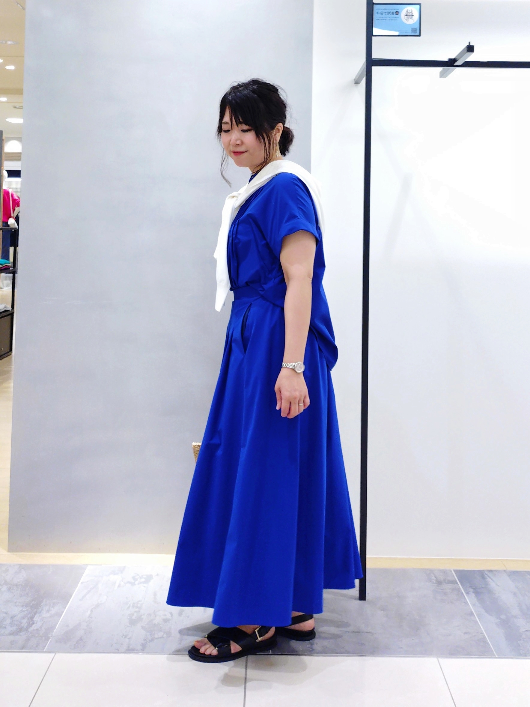 TOMOMIさんの「INDIVI｜【撥水／UVケア／SETUP可能】軽量マキシ丈タックスカート」を使ったコーディネート