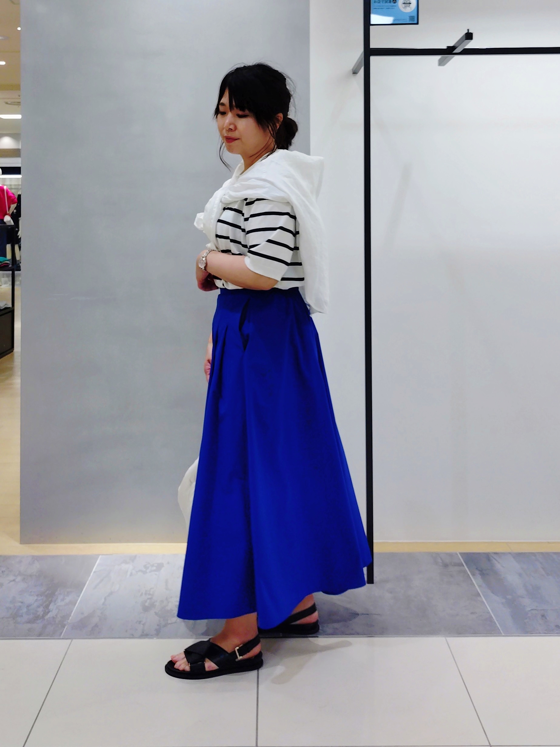TOMOMIさんの「INDIVI｜【合皮】クロスデザインサンダル」を使ったコーディネート