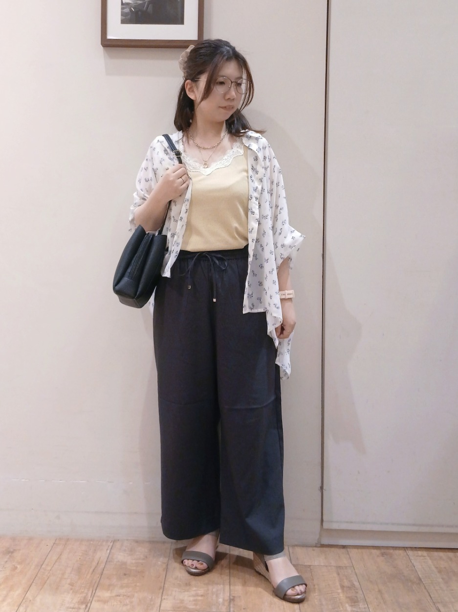 Riranさんの「SHOO･LA･RUE｜【洗濯機可/体型カバー】羽織るだけで雰囲気変わる 柄アソート ポンチョ風シアーシャツ」を使ったコーディネート