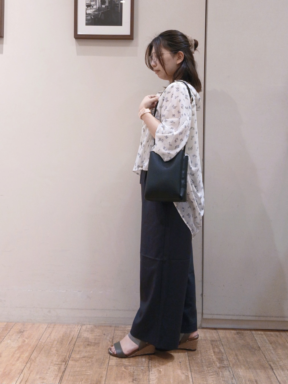 Riranさんの「SHOO･LA･RUE｜【洗濯機可/体型カバー】羽織るだけで雰囲気変わる 柄アソート ポンチョ風シアーシャツ」を使ったコーディネート