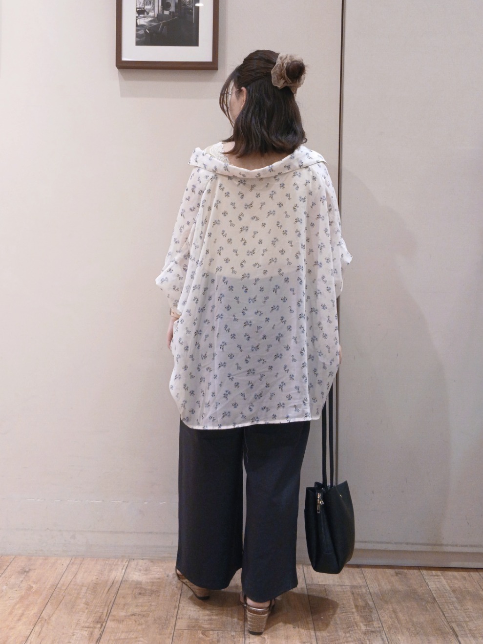Riranさんの「SHOO･LA･RUE｜【洗濯機可/体型カバー】羽織るだけで雰囲気変わる 柄アソート ポンチョ風シアーシャツ」を使ったコーディネート