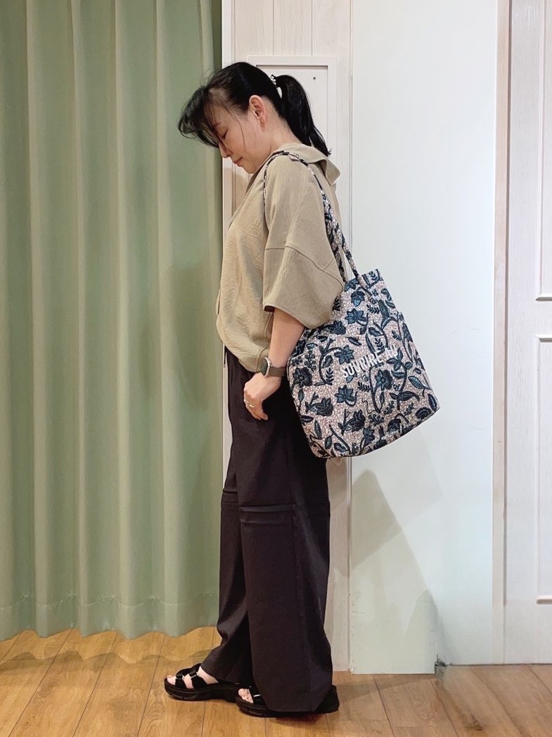 ke-yさんの「SHOO･LA･RUE｜【高レビュー/洗濯後しわになりにくい/体型カバー】きちんとゆるっと 大人の抜け感 ポンチョ風カラーシ」を使ったコーディネート