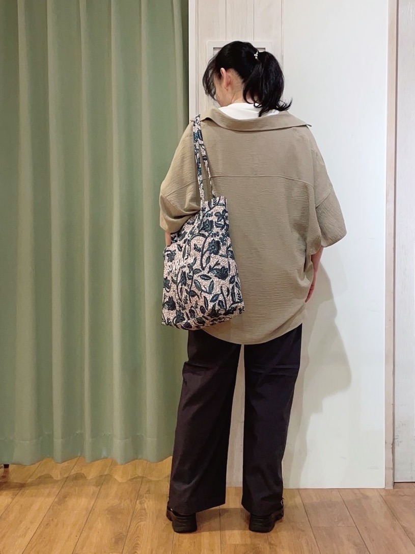 ke-yさんの「SHOO･LA･RUE｜【高レビュー/洗濯後しわになりにくい/体型カバー】きちんとゆるっと 大人の抜け感 ポンチョ風カラーシ」を使ったコーディネート