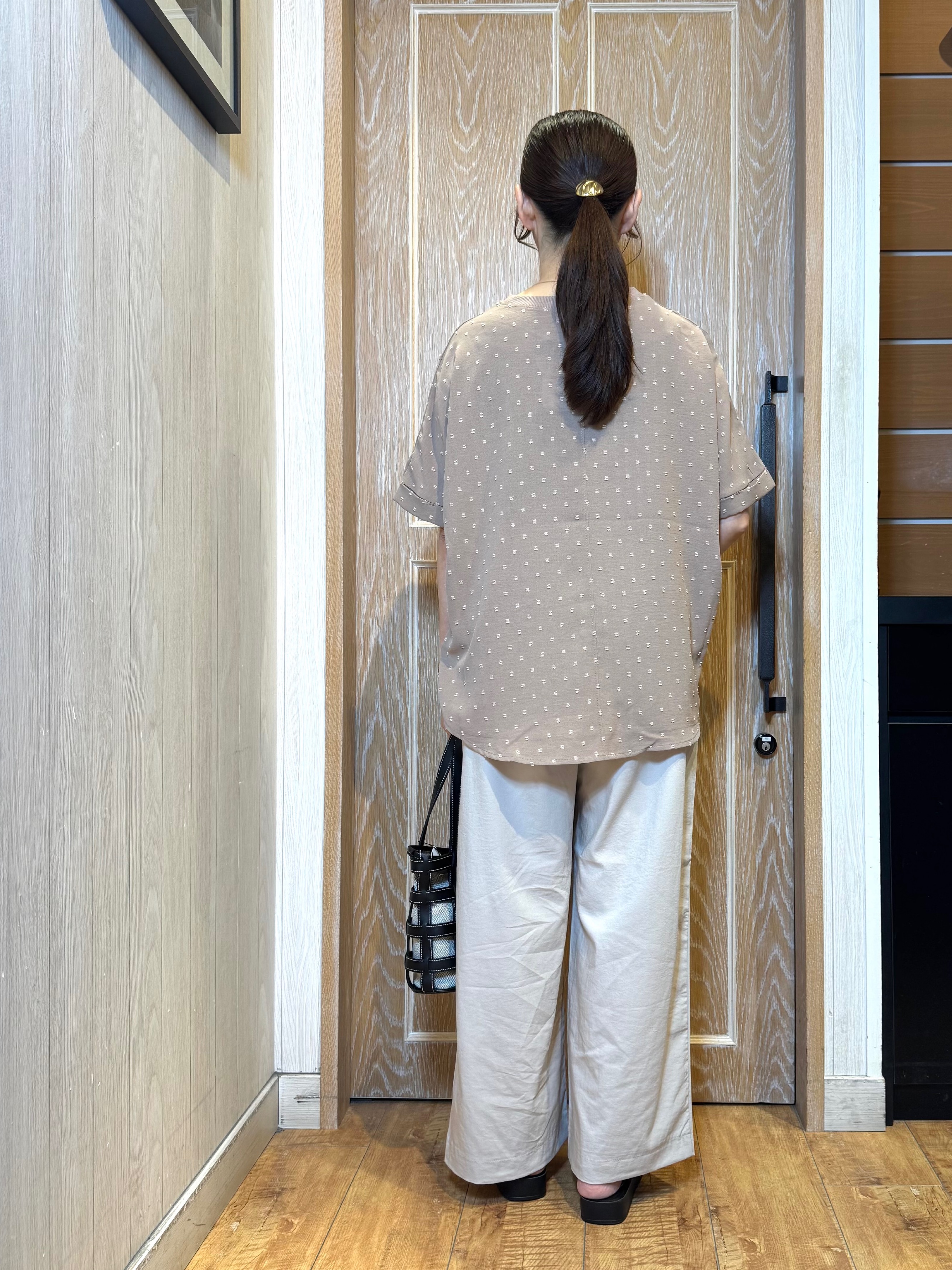 KAORIさんの「SHOO･LA･RUE｜【洗濯後しわになりにくい/体型カバー】ドビードットで上品に ドルマントップス」を使ったコーディネート