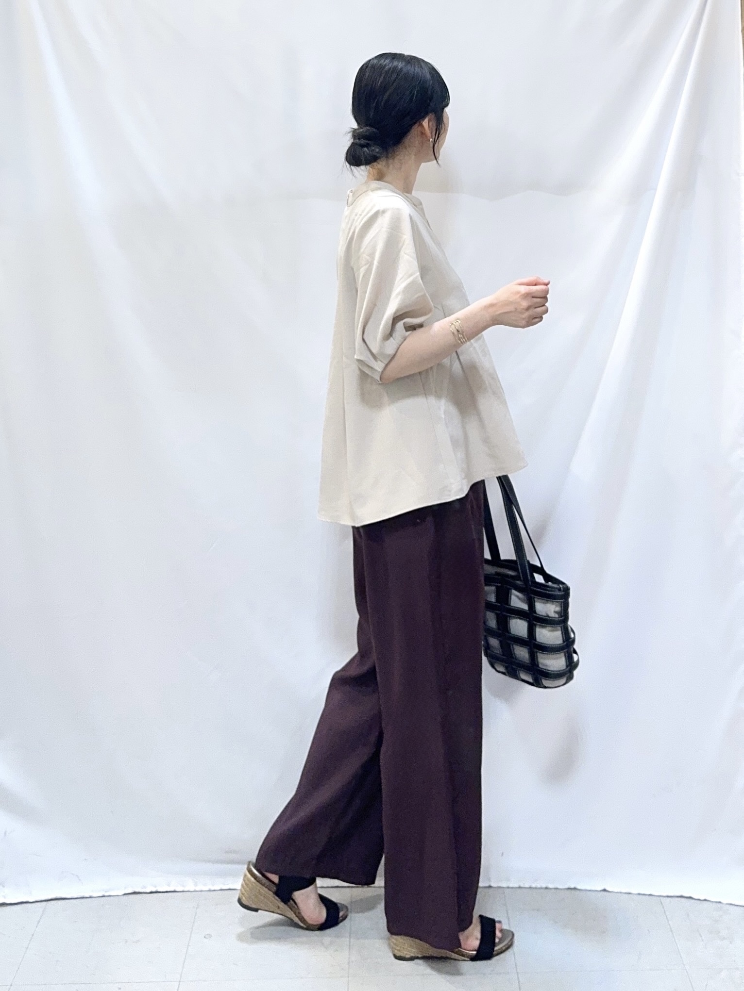 𝐇𝐢𝐫𝐨𝐦𝐢さんの「SHOO･LA･RUE｜【高レビュー/洗濯後しわになりにくい/インせず着られる】自然に体型カバー 麻調ペプラムブラウス」を使ったコーディネート