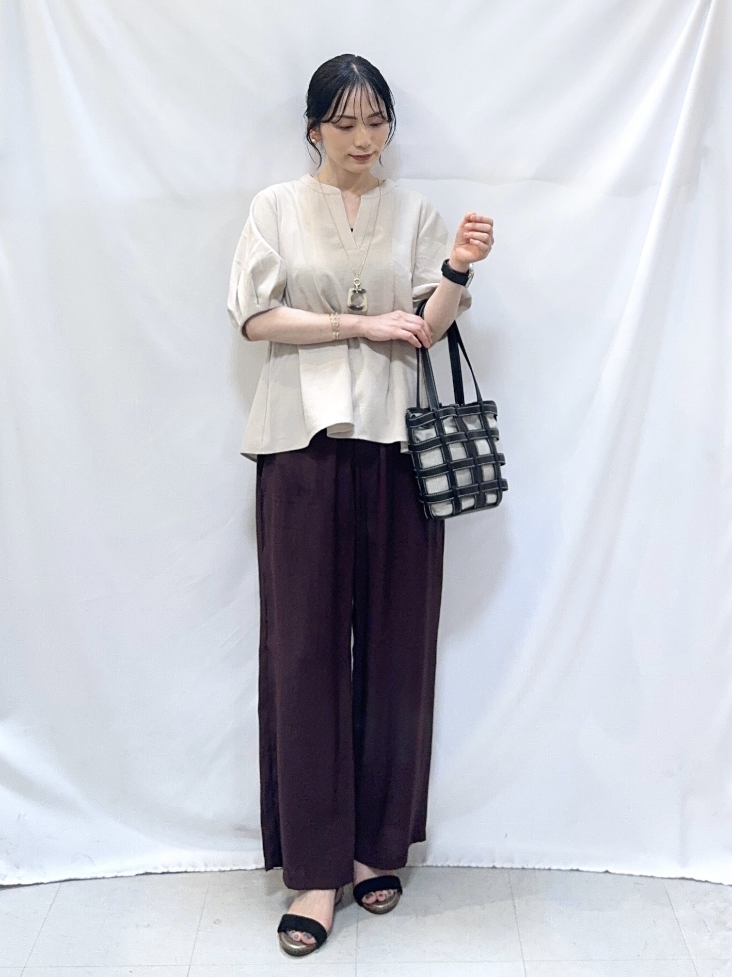 𝐇𝐢𝐫𝐨𝐦𝐢さんの「SHOO･LA･RUE｜【高レビュー/洗濯後しわになりにくい/インせず着られる】自然に体型カバー 麻調ペプラムブラウス」を使ったコーディネート