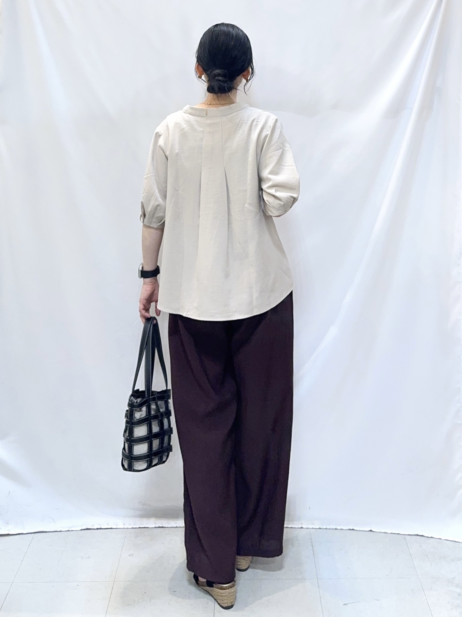 𝐇𝐢𝐫𝐨𝐦𝐢さんの「SHOO･LA･RUE｜【高レビュー/洗濯後しわになりにくい/インせず着られる】自然に体型カバー 麻調ペプラムブラウス」を使ったコーディネート