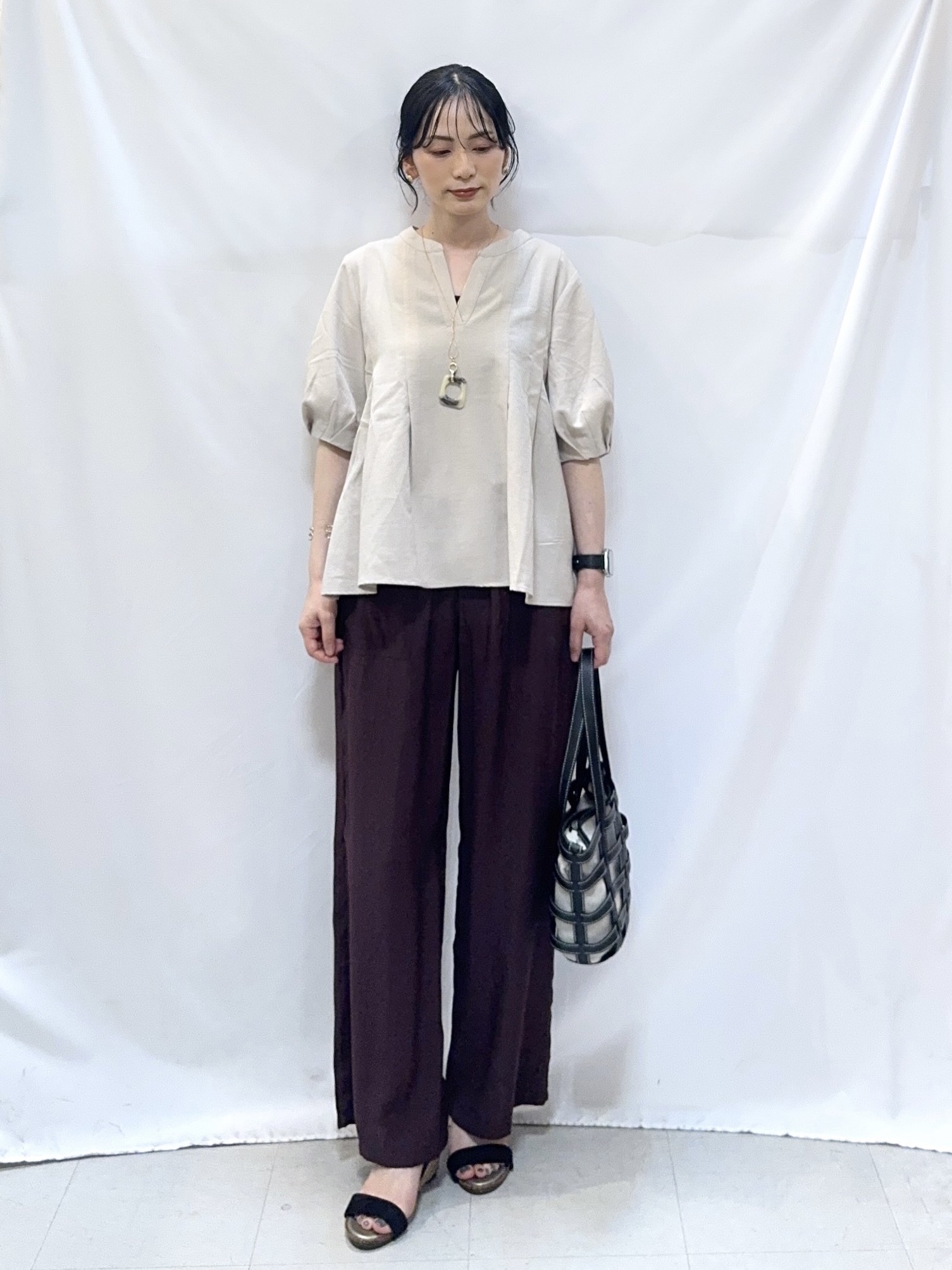 𝐇𝐢𝐫𝐨𝐦𝐢さんの「SHOO･LA･RUE｜【高レビュー/洗濯後しわになりにくい/インせず着られる】自然に体型カバー 麻調ペプラムブラウス」を使ったコーディネート