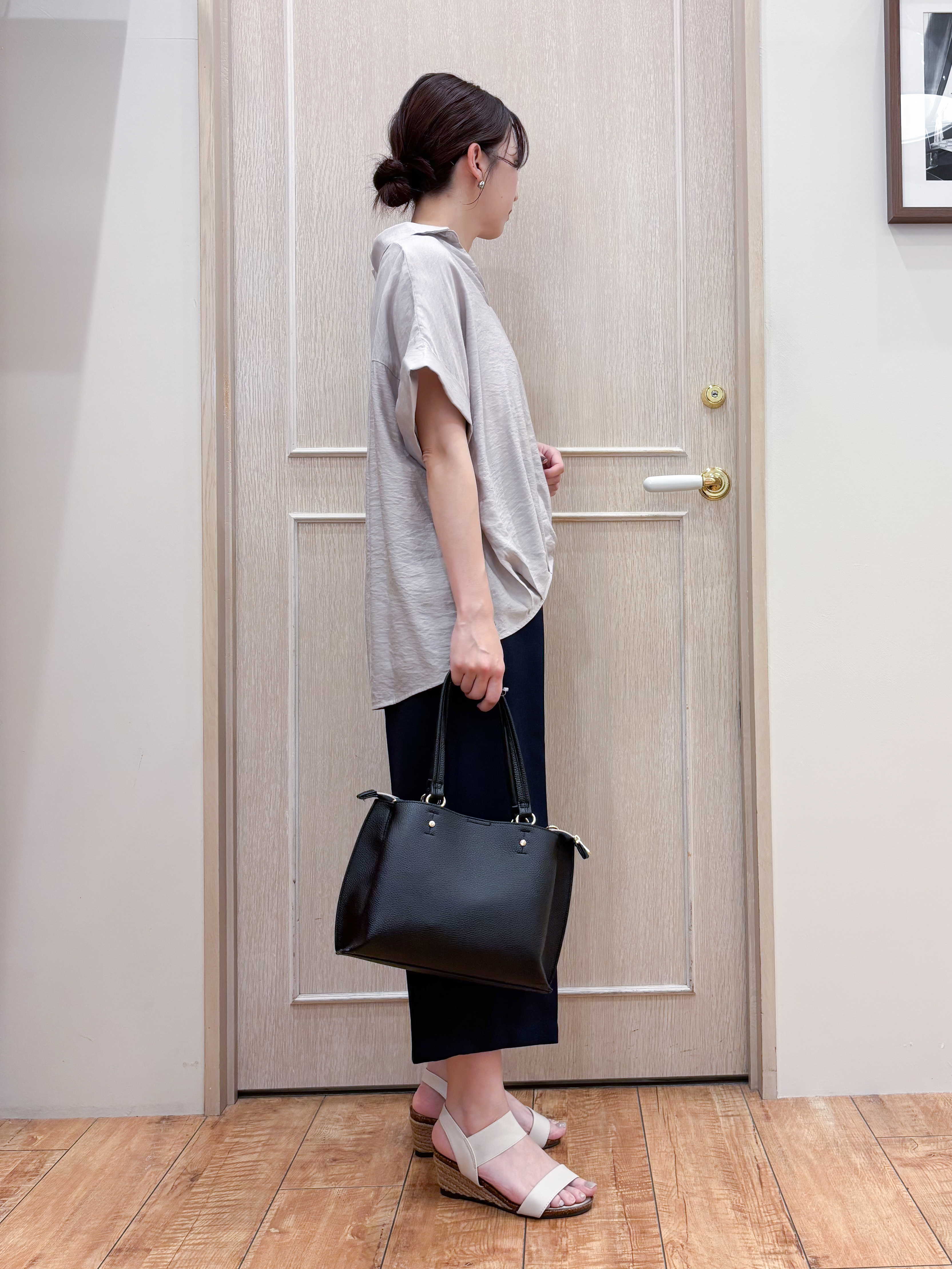 なみさんの「SHOO･LA･RUE｜【S-LL/洗濯機可】インせず着られる 裾タック スキッパーシャツ」を使ったコーディネート