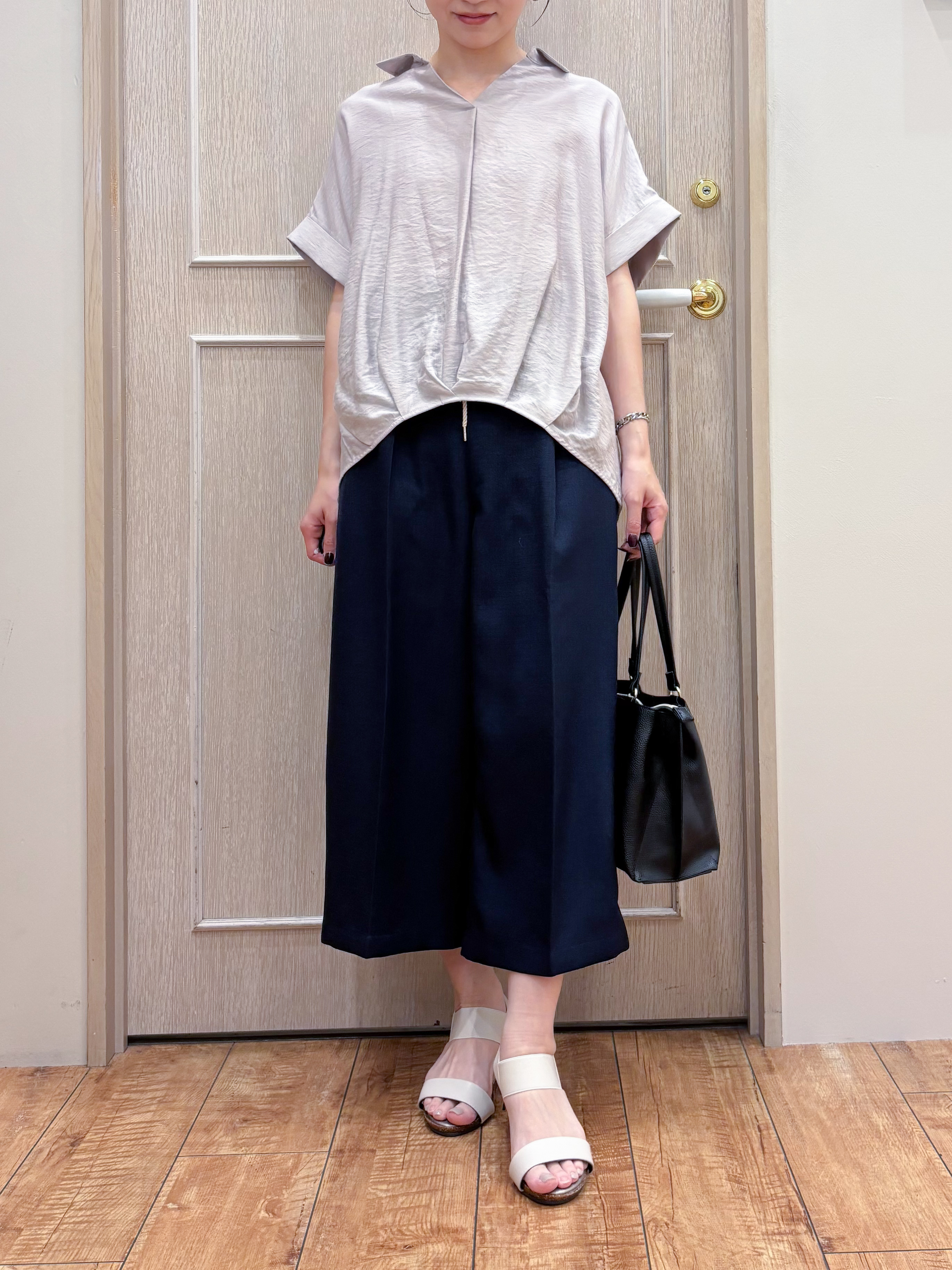 なみさんの「SHOO･LA･RUE｜【S-LL/洗濯機可】インせず着られる 裾タック スキッパーシャツ」を使ったコーディネート