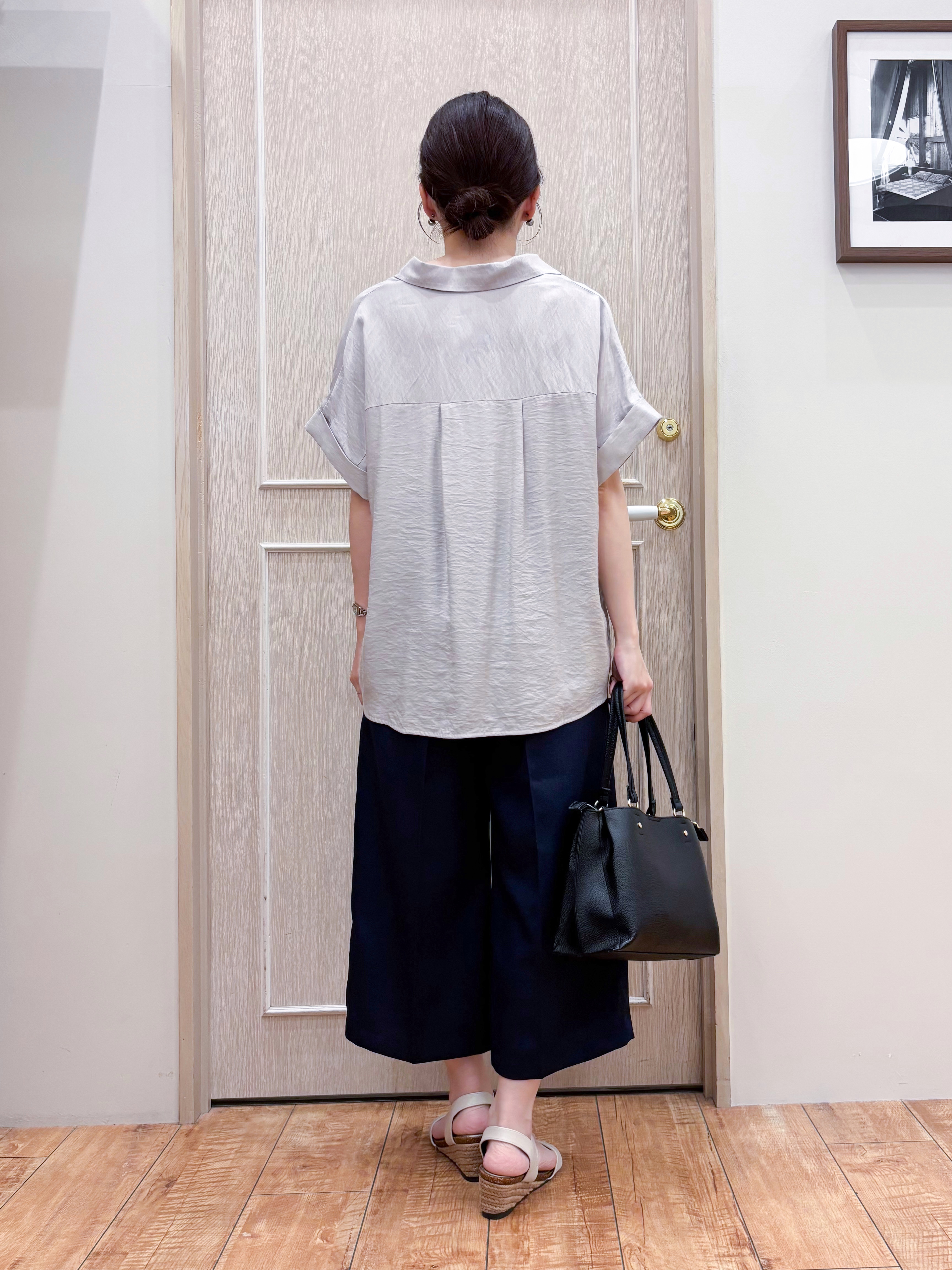 なみさんの「SHOO･LA･RUE｜【S-LL/洗濯機可】インせず着られる 裾タック スキッパーシャツ」を使ったコーディネート