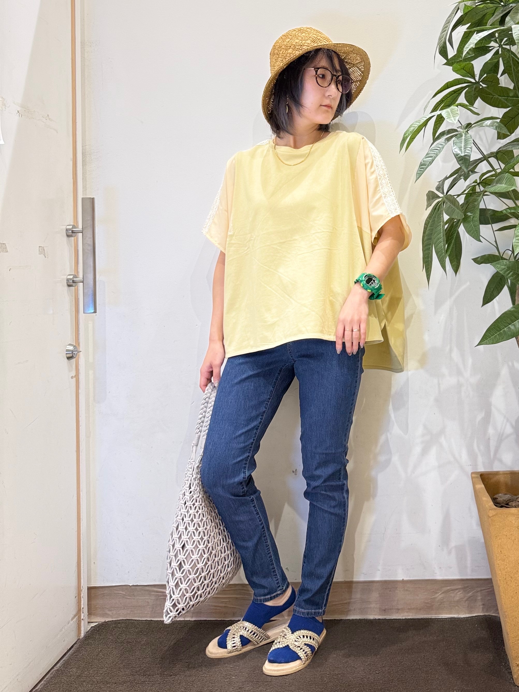 misakiさんの「SHOO･LA･RUE｜【洗濯機可/体型カバー】インせず着られる 肩レース切り替えポンチョ風トップス」を使ったコーディネート
