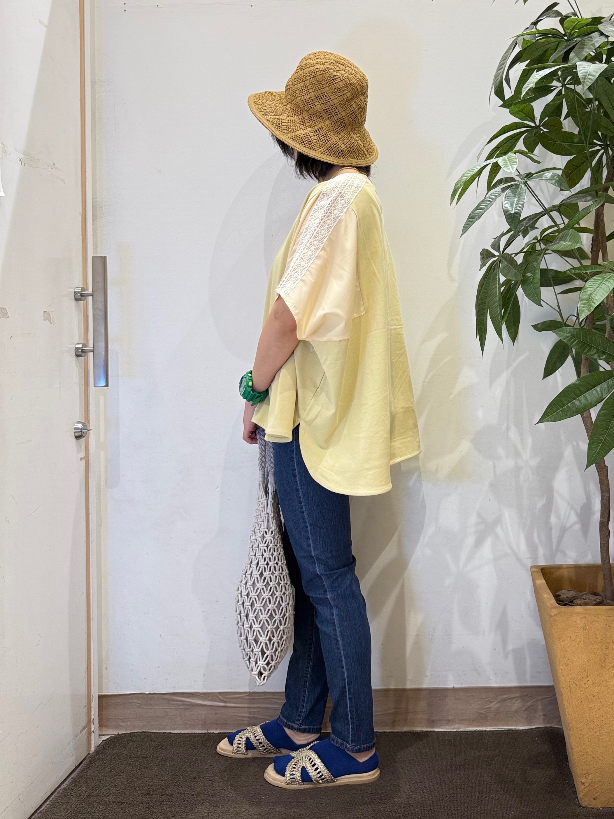 misakiさんの「SHOO･LA･RUE｜【洗濯機可/体型カバー】インせず着られる 肩レース切り替えポンチョ風トップス」を使ったコーディネート