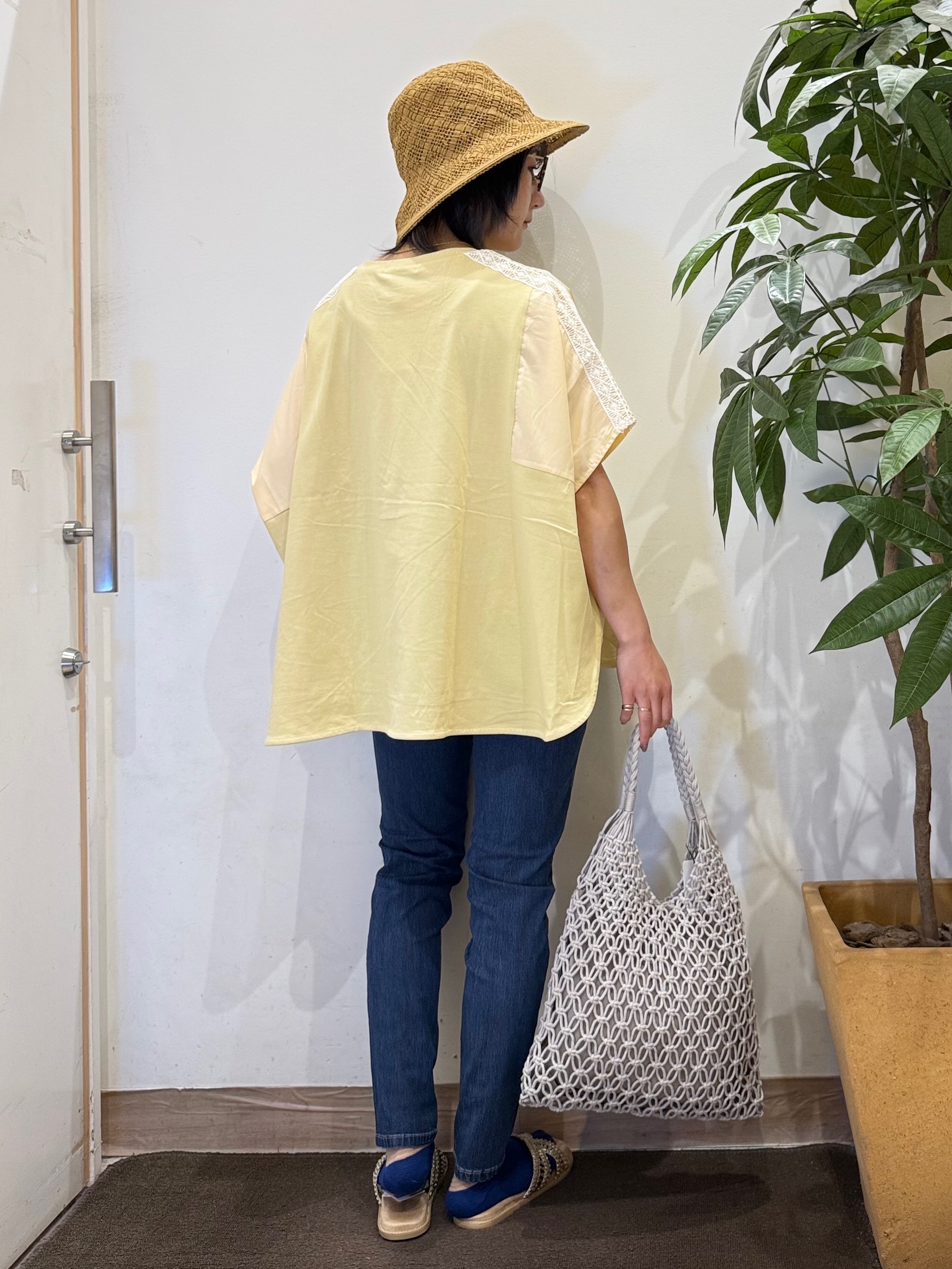 misakiさんの「SHOO･LA･RUE｜【洗濯機可/体型カバー】インせず着られる 肩レース切り替えポンチョ風トップス」を使ったコーディネート