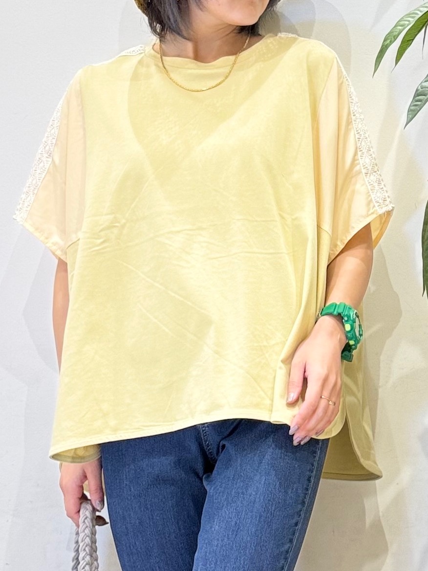 misakiさんの「SHOO･LA･RUE｜【洗濯機可/体型カバー】インせず着られる 肩レース切り替えポンチョ風トップス」を使ったコーディネート