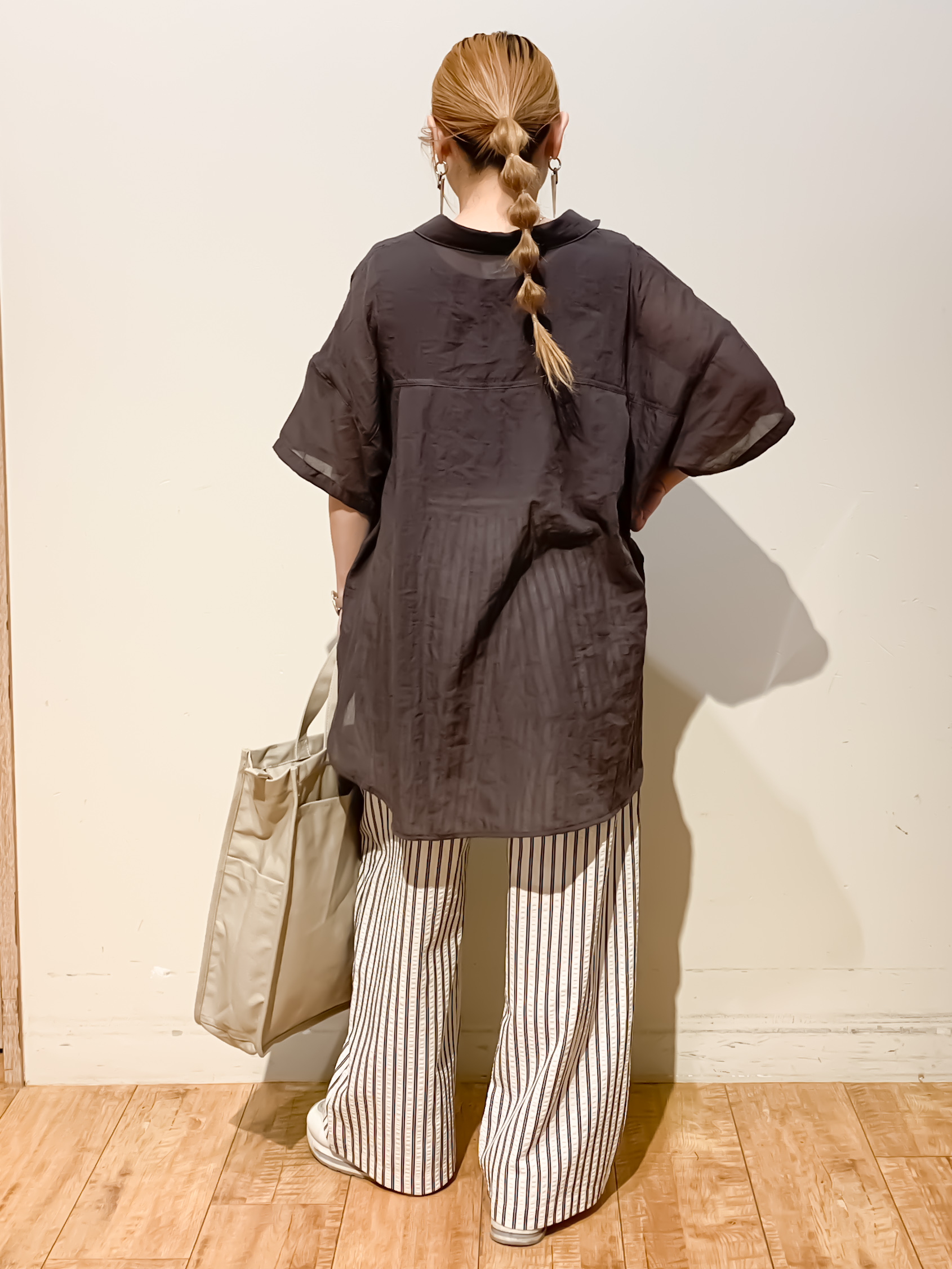 MEGさんの「SHOO･LA･RUE｜ヒップがすっぽり隠れる やわらか5分袖シアーシャツ」を使ったコーディネート