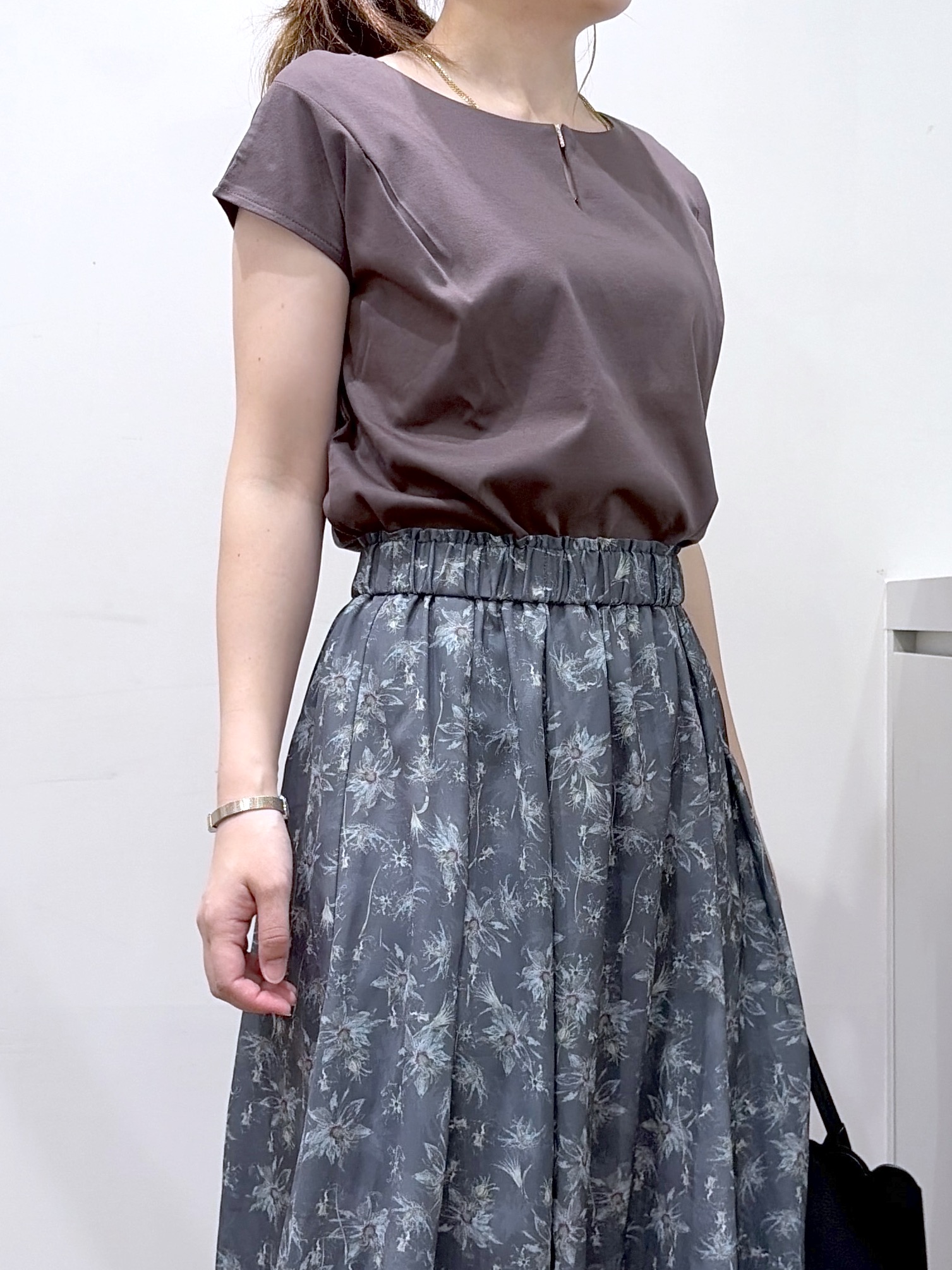 Junさんの「index｜【接触冷感】ビジューキーネックフレンチトップス《UVケア／洗濯機OK／XS～3L／8col》」を使ったコーディネート