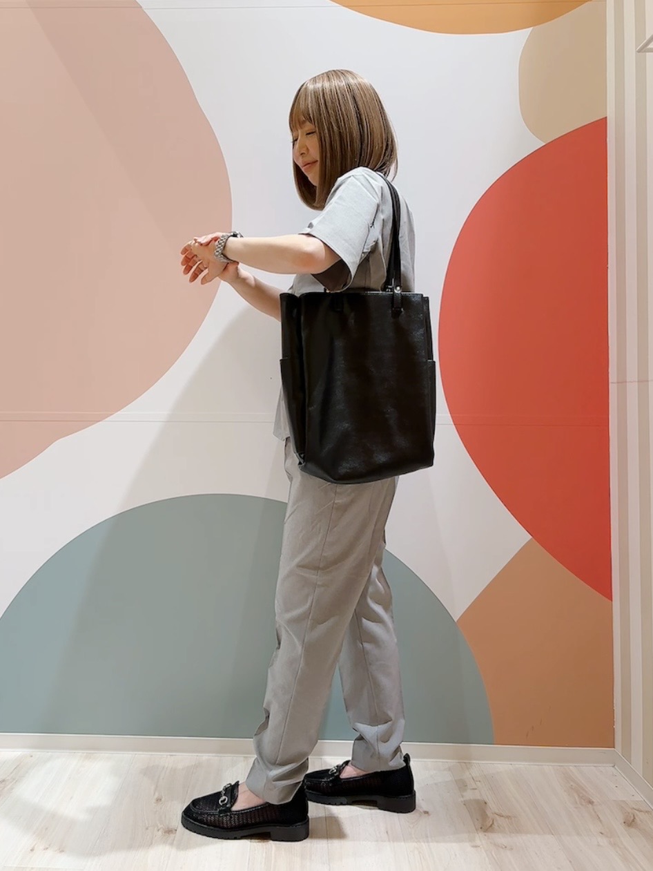 長男さんの「SHOO･LA･RUE｜【洗濯機可】スクエアネックが小顔効果に　きらきらラメタンクトップ」を使ったコーディネート