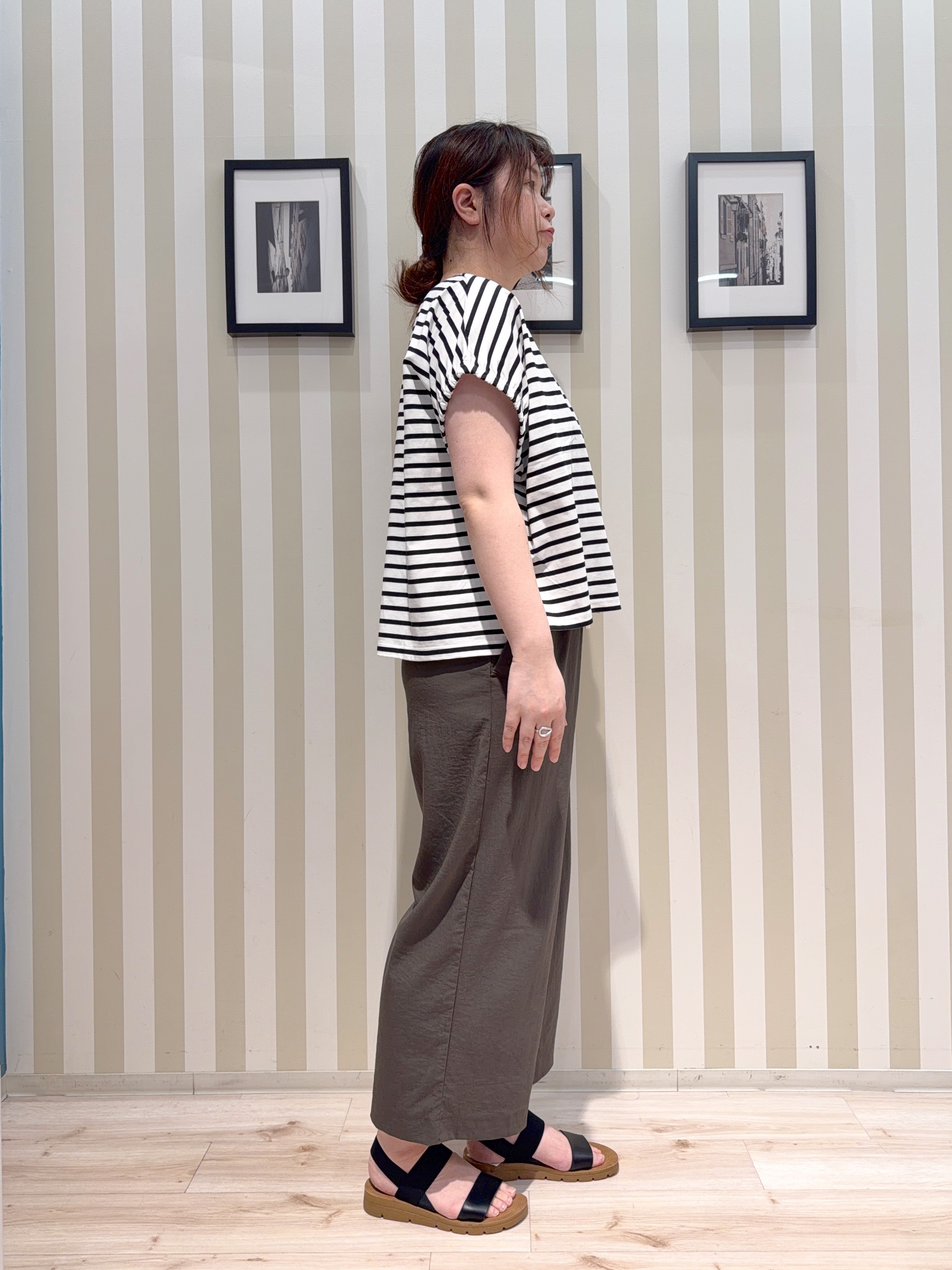 MIYUKIさんの「SHOO･LA･RUE｜【洗濯機可】シンプルにこなれて見せる お袖ギャザードルマンTシャツ」を使ったコーディネート