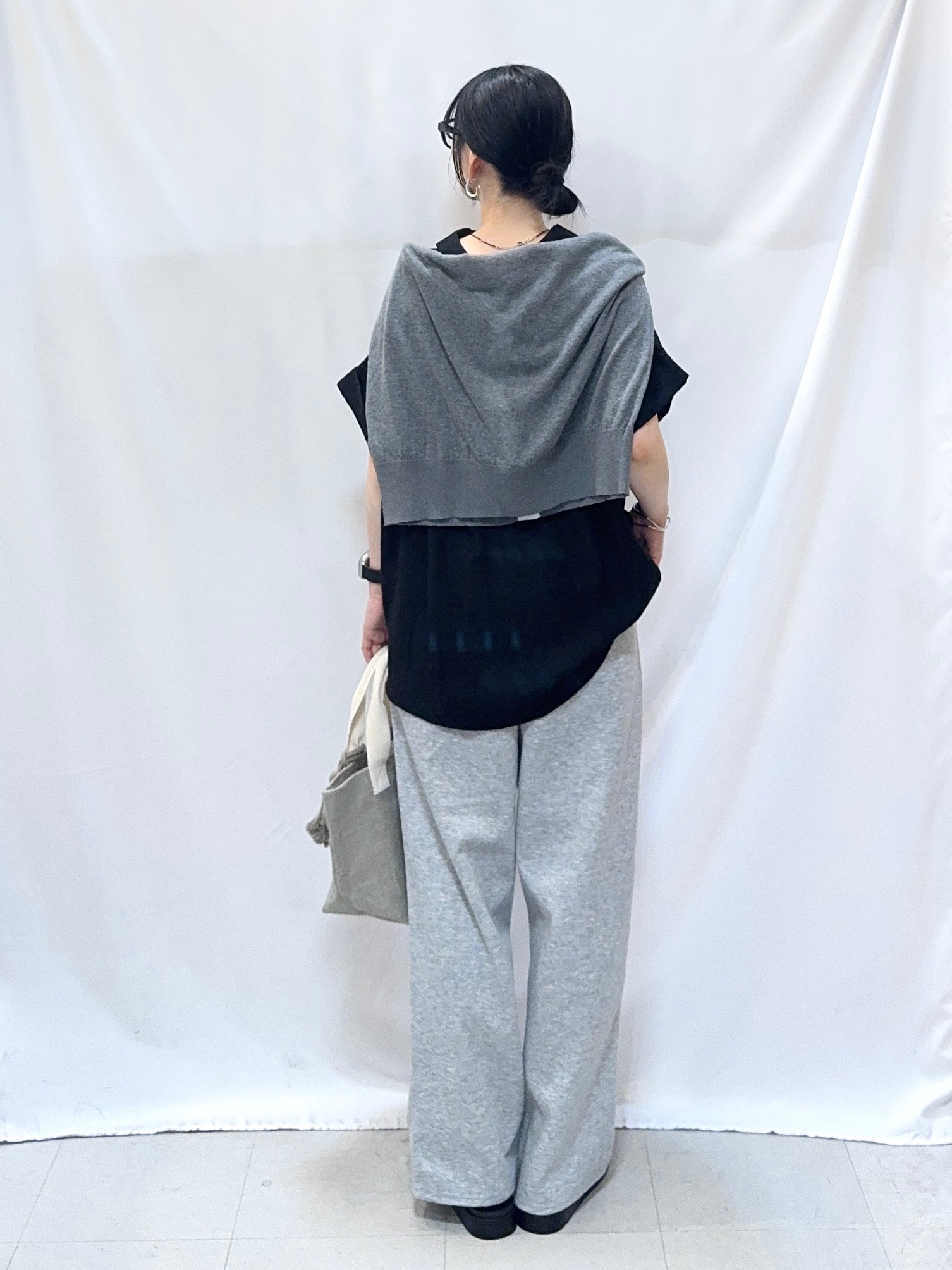 𝐇𝐢𝐫𝐨𝐦𝐢さんの「SHOO･LA･RUE｜【S-LL/洗濯機可】インせず着られる 裾タック スキッパーシャツ」を使ったコーディネート