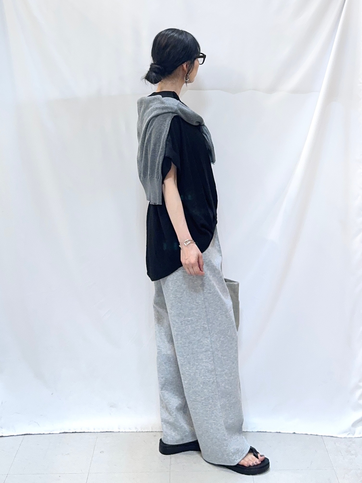 𝐇𝐢𝐫𝐨𝐦𝐢さんの「SHOO･LA･RUE｜【S-LL/洗濯機可】インせず着られる 裾タック スキッパーシャツ」を使ったコーディネート